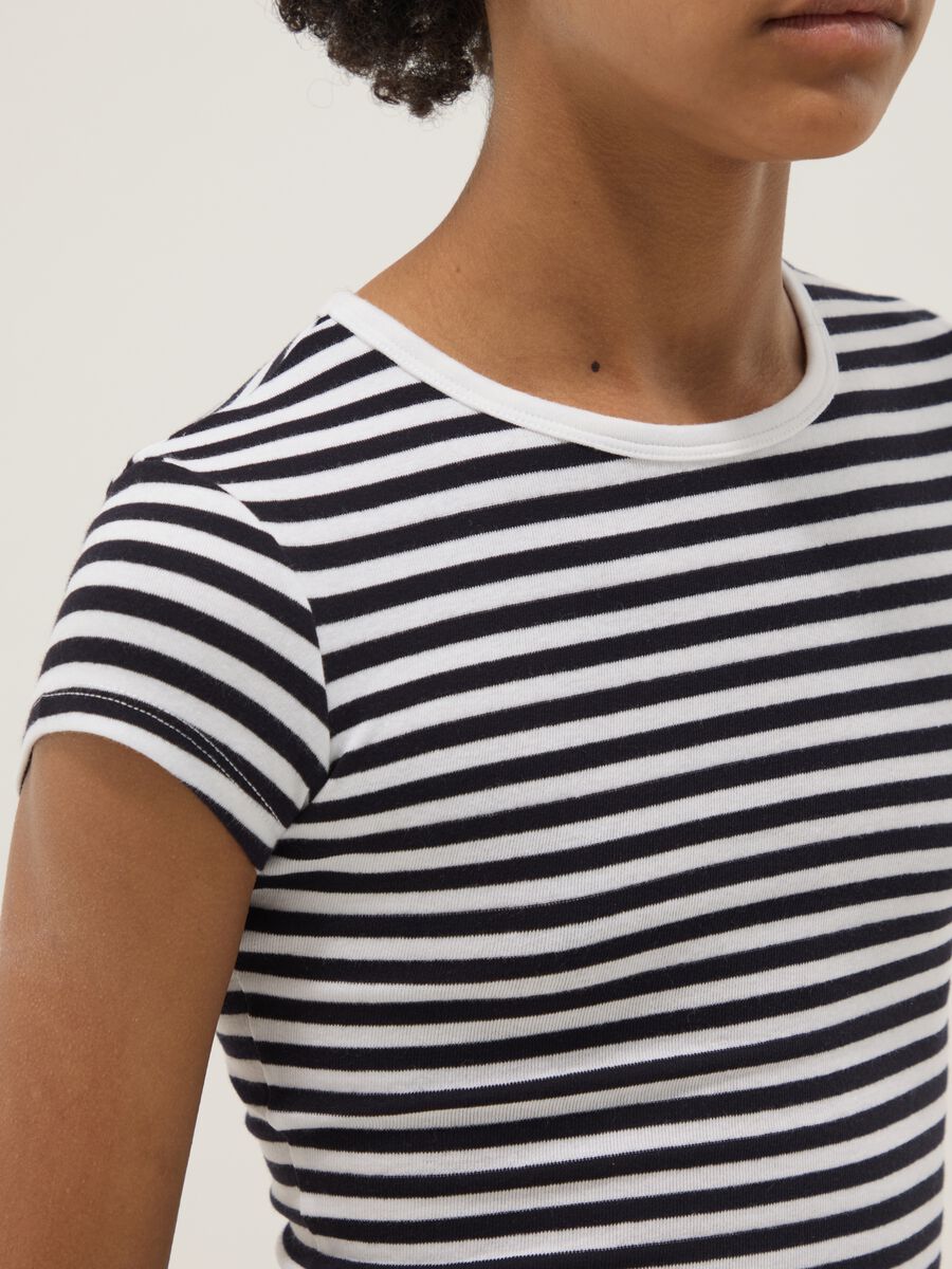 T-shirt fitted in cotone elasticizzato da ragazza a righe multicolor_2