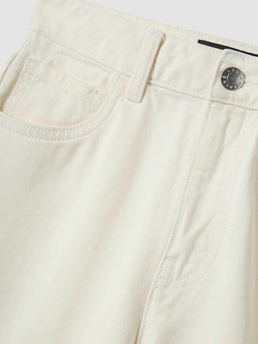 White cotton denim wide leg shorts_5