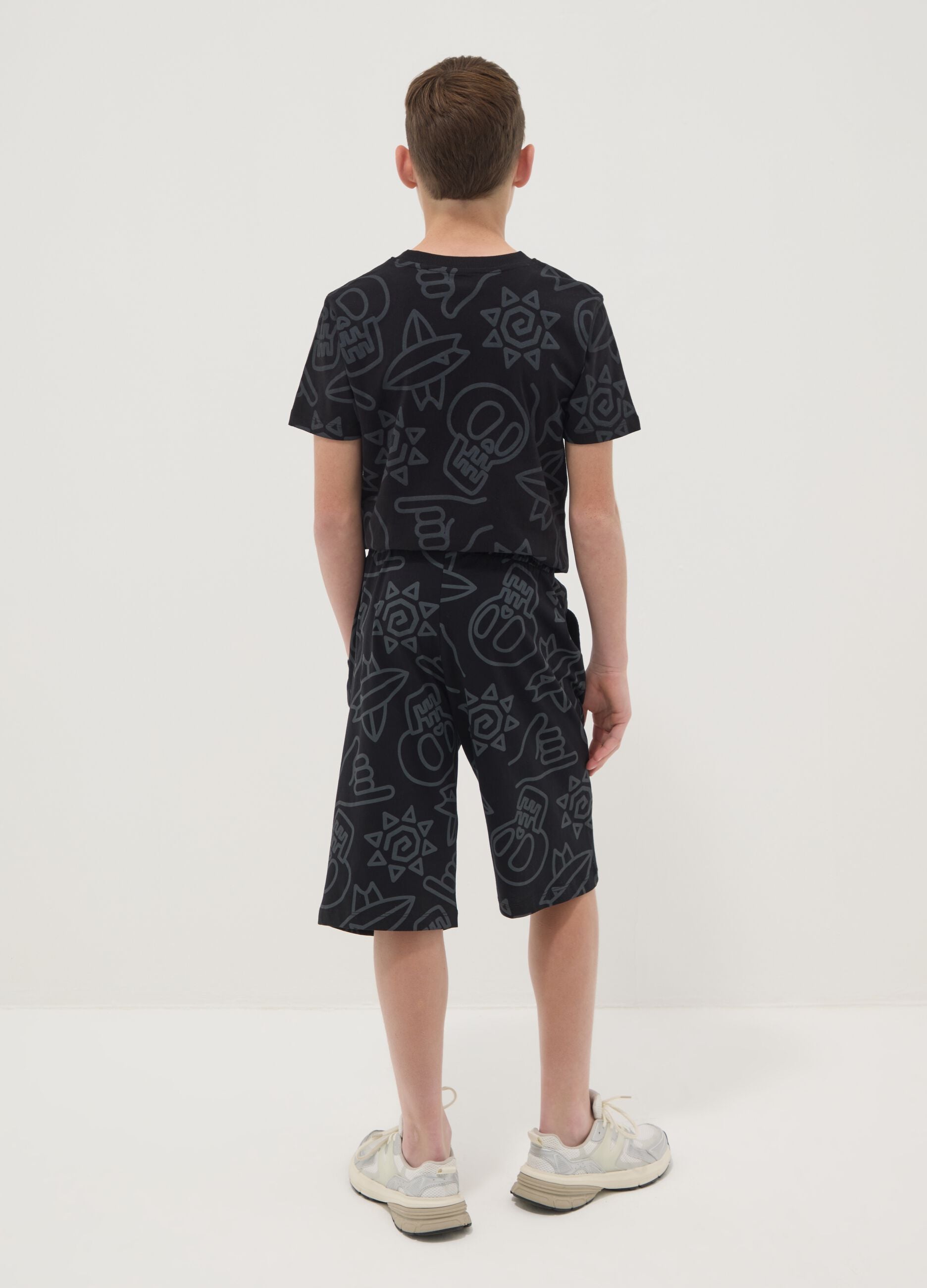 Black pure cotton all-over print shorts for boys, regular fit