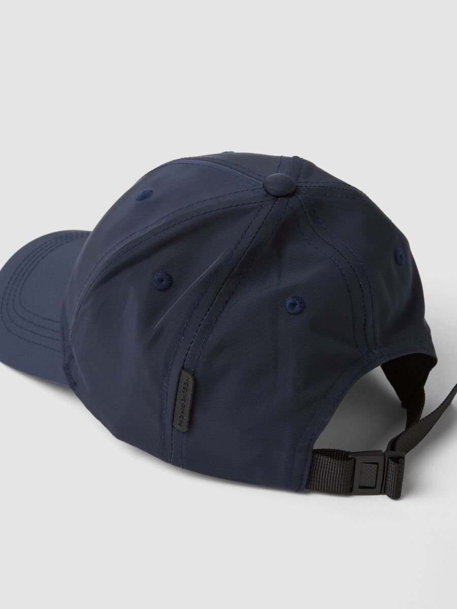 Cappello blu con visiera curva_1