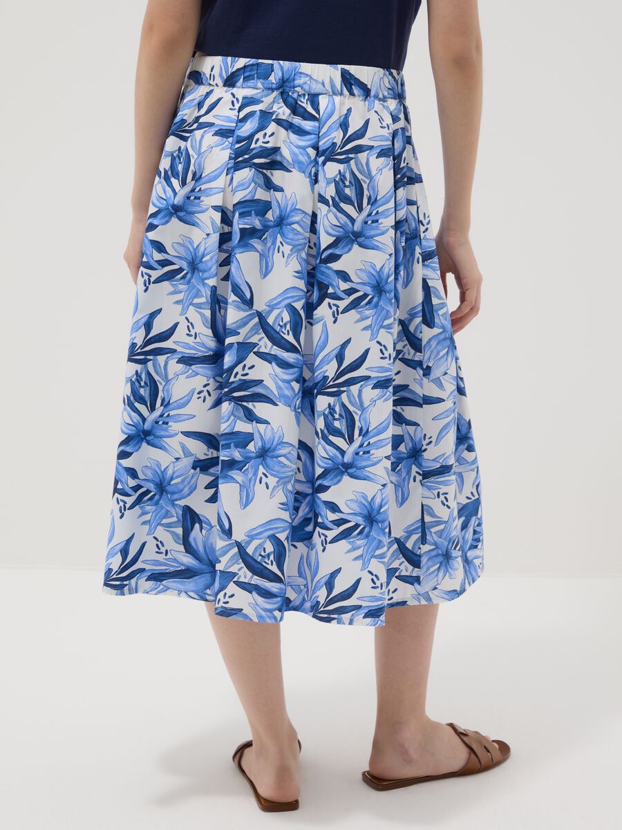 Blue and white cotton midi skirt with floral print_2