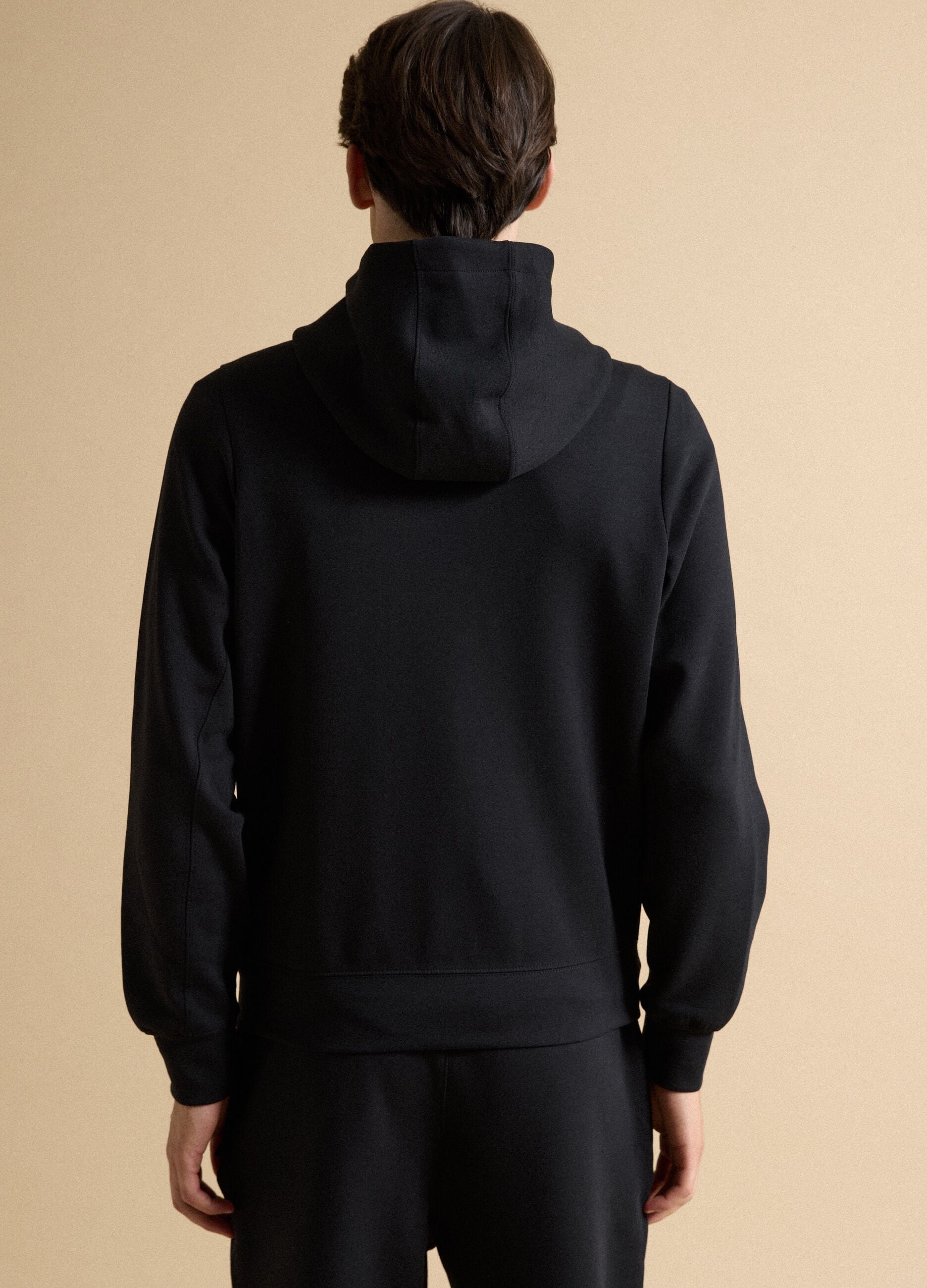 Breathable black full-zip in 2-way stretch fabric