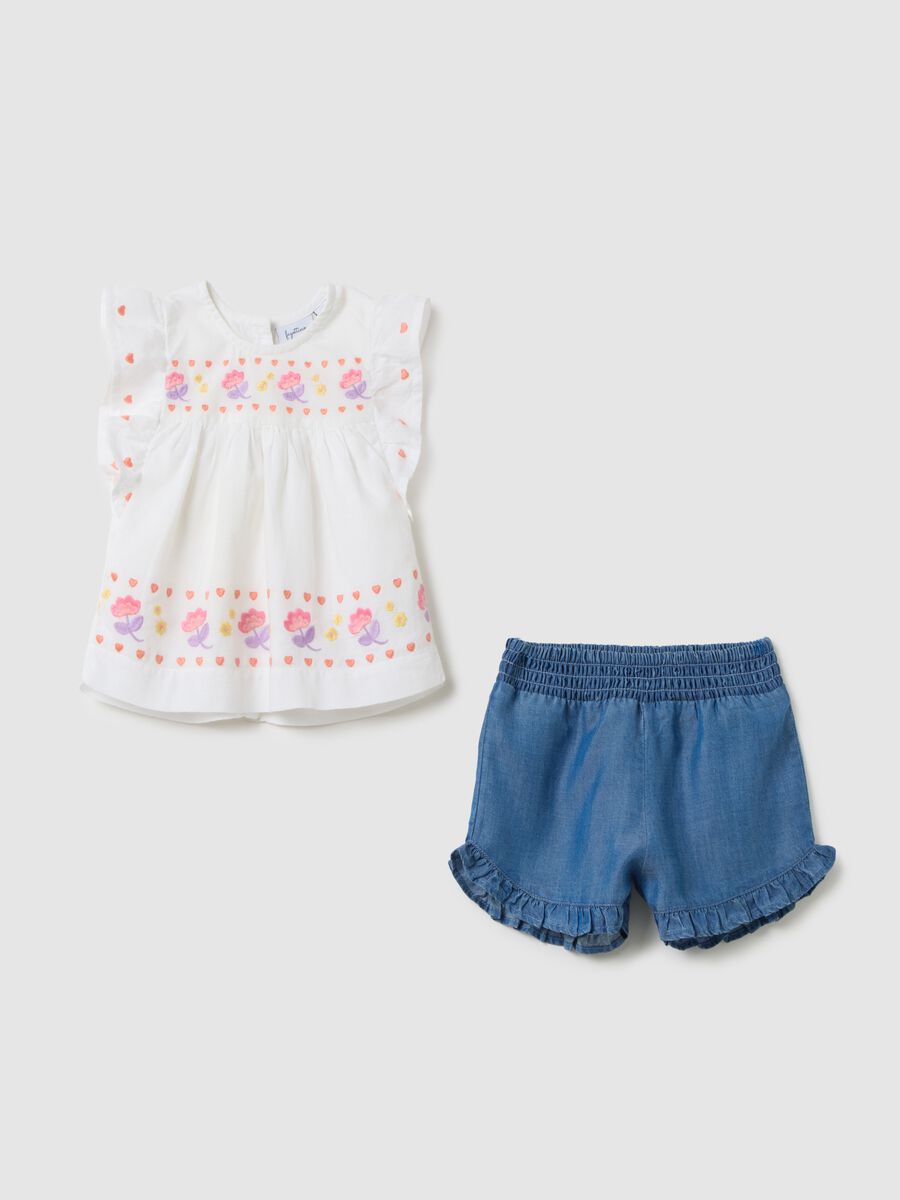 Completo da neonata con top in puro cotone bianco e shorts in denim_0