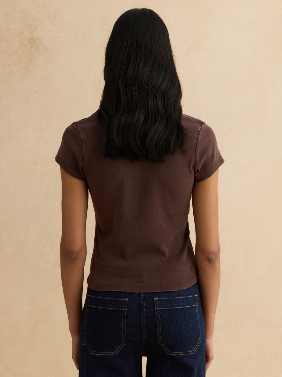 T-shirt fitted in cotone elasticizzato marrone_3