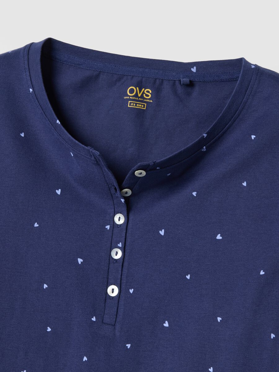 Camicia da notte in puro cotone blu con cuoricini e collo serafino_5