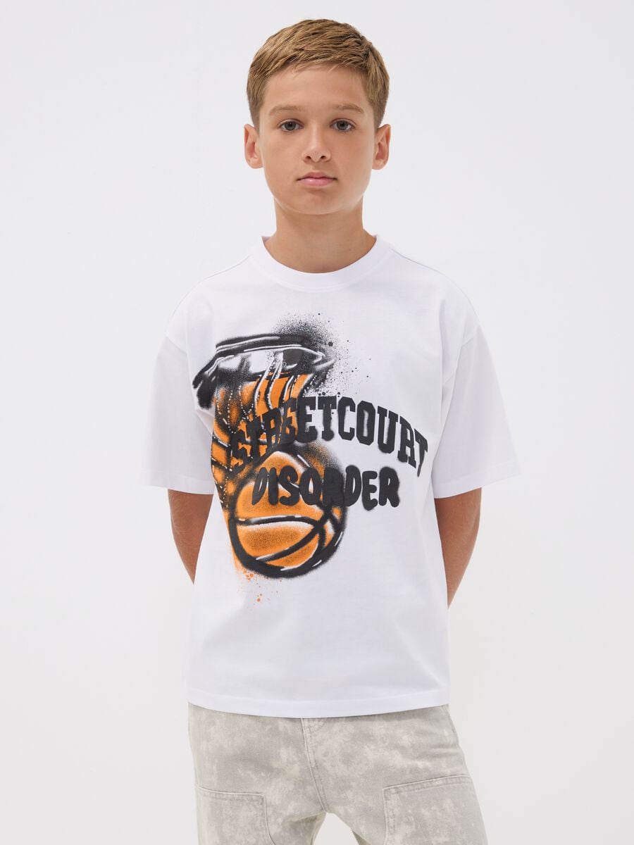T-shirt over fit bianca in puro cotone con stampa grafica basket per ragazzo_1