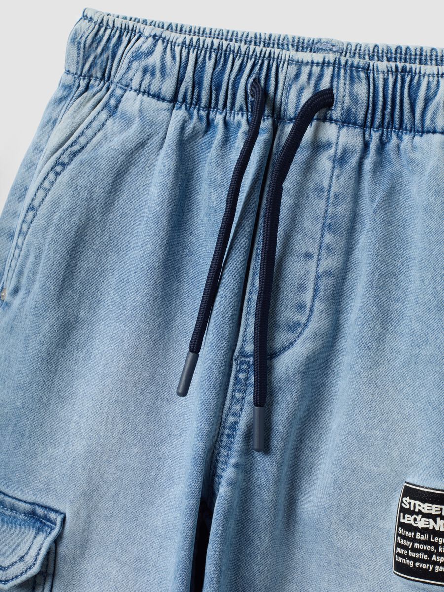 Light blue denim jogger trousers in stretch cotton for boys, relaxed fit_2