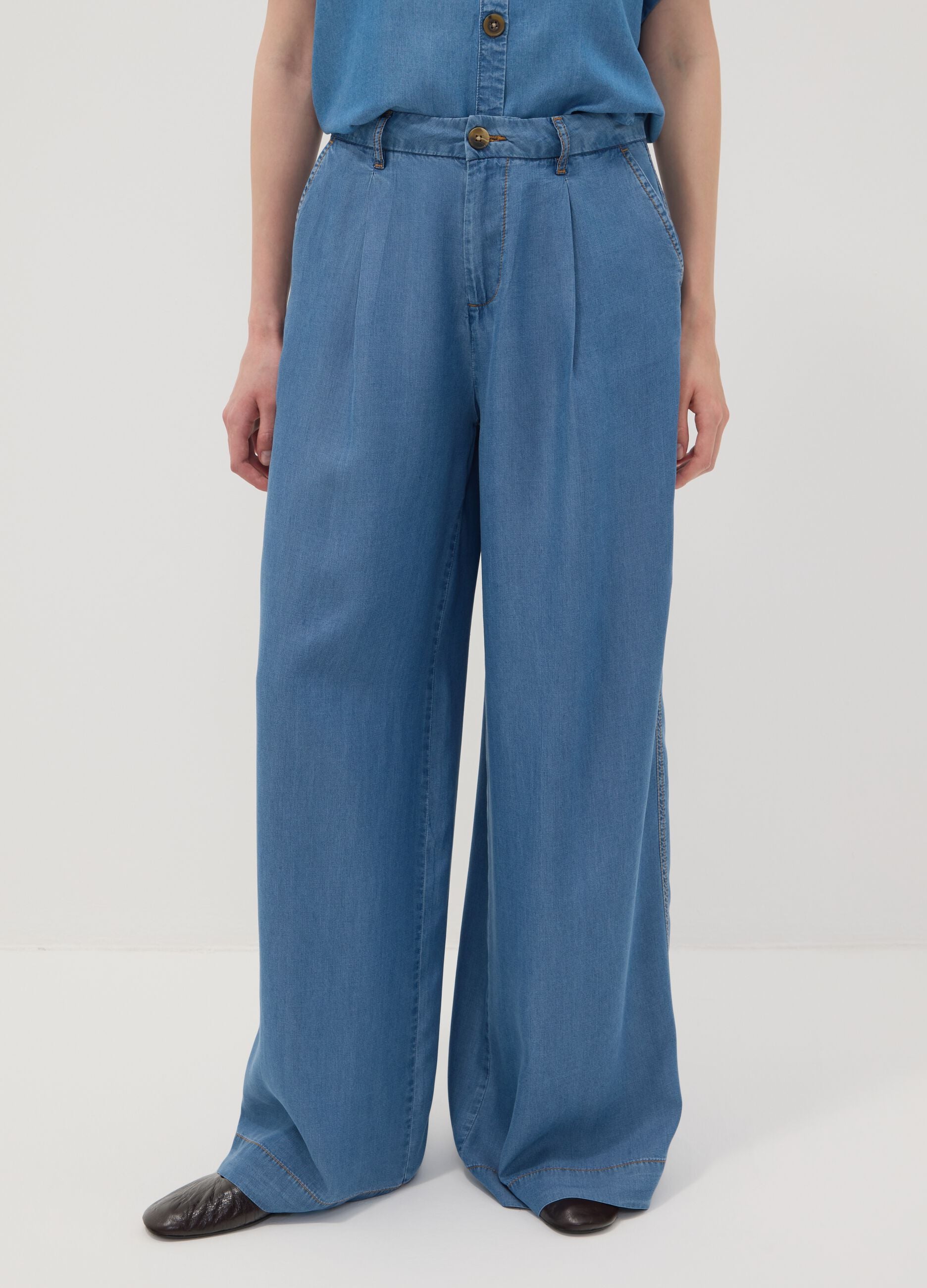 Light blue wide-leg denim trousers in pure lyocell