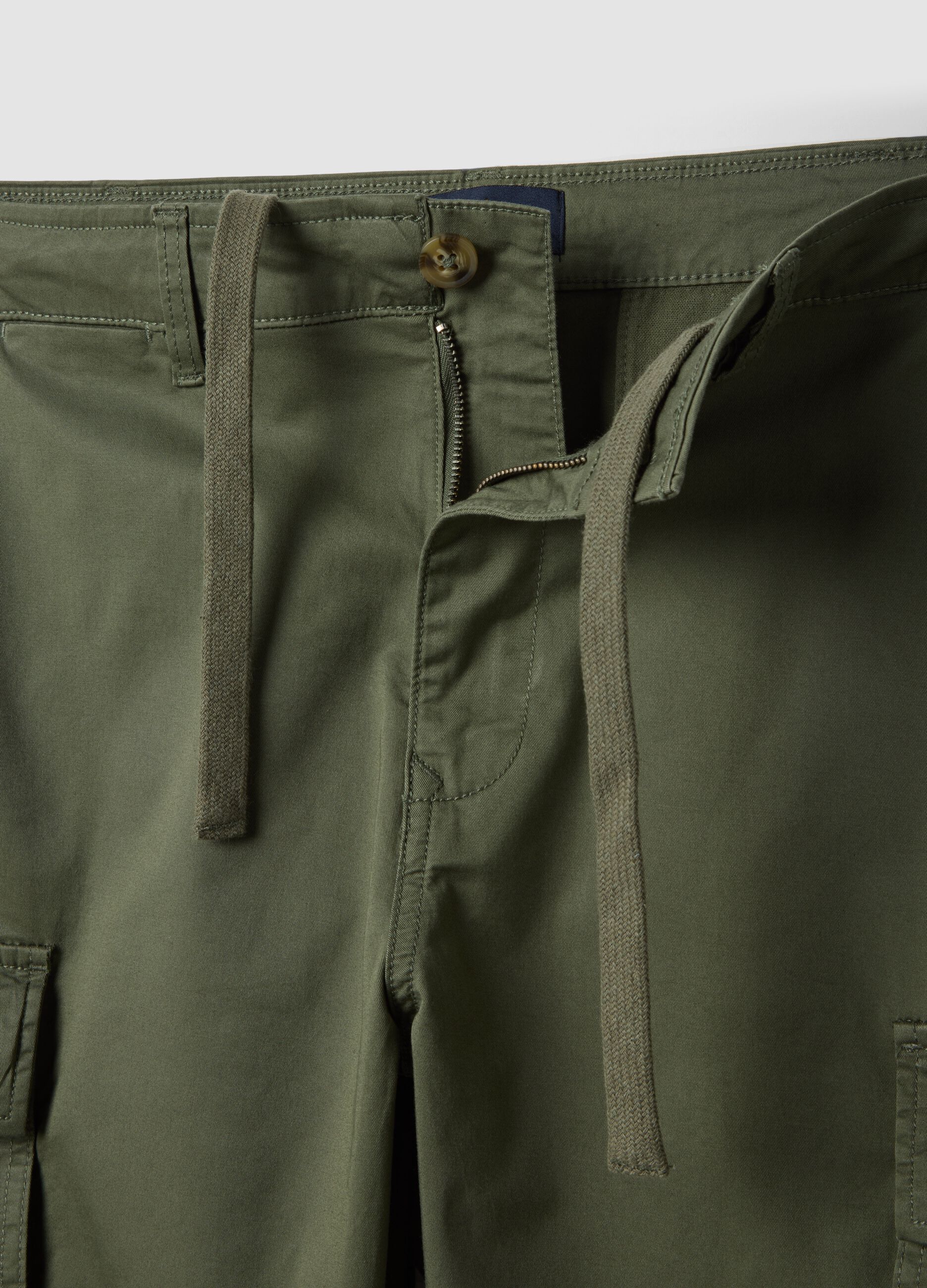 Green stretch cotton cargo shorts, regular fit