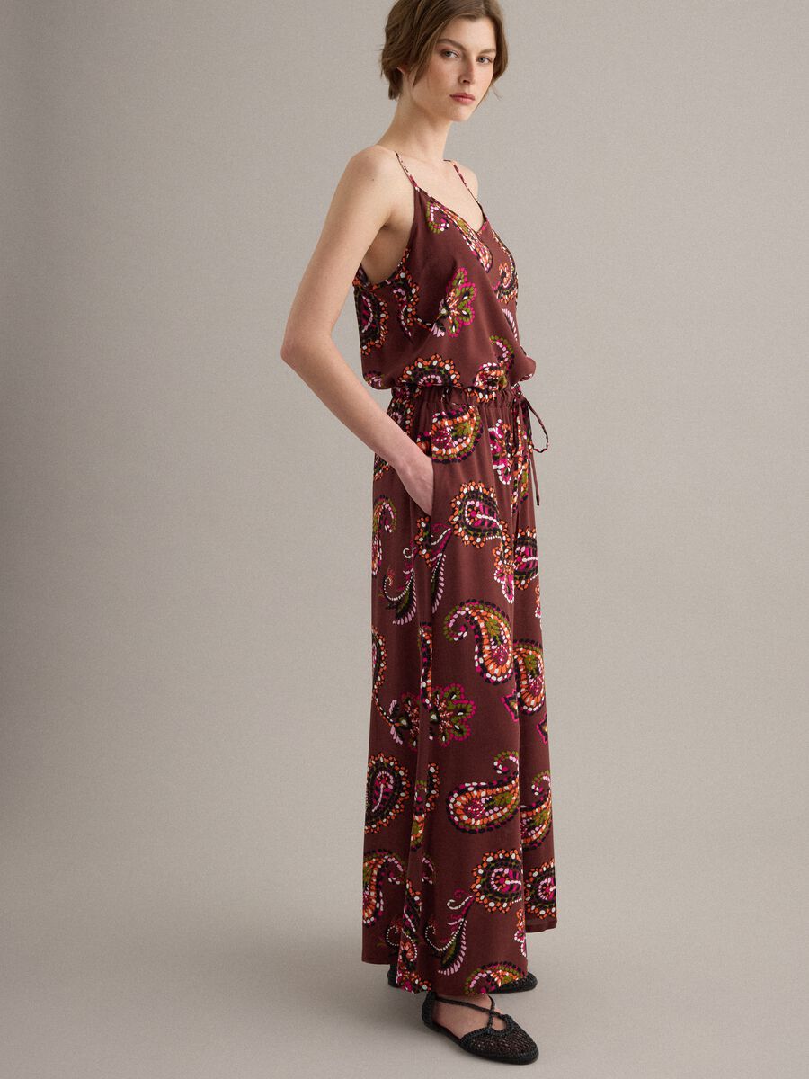 Tank top marrone in pura viscosa con stampa paisley_1