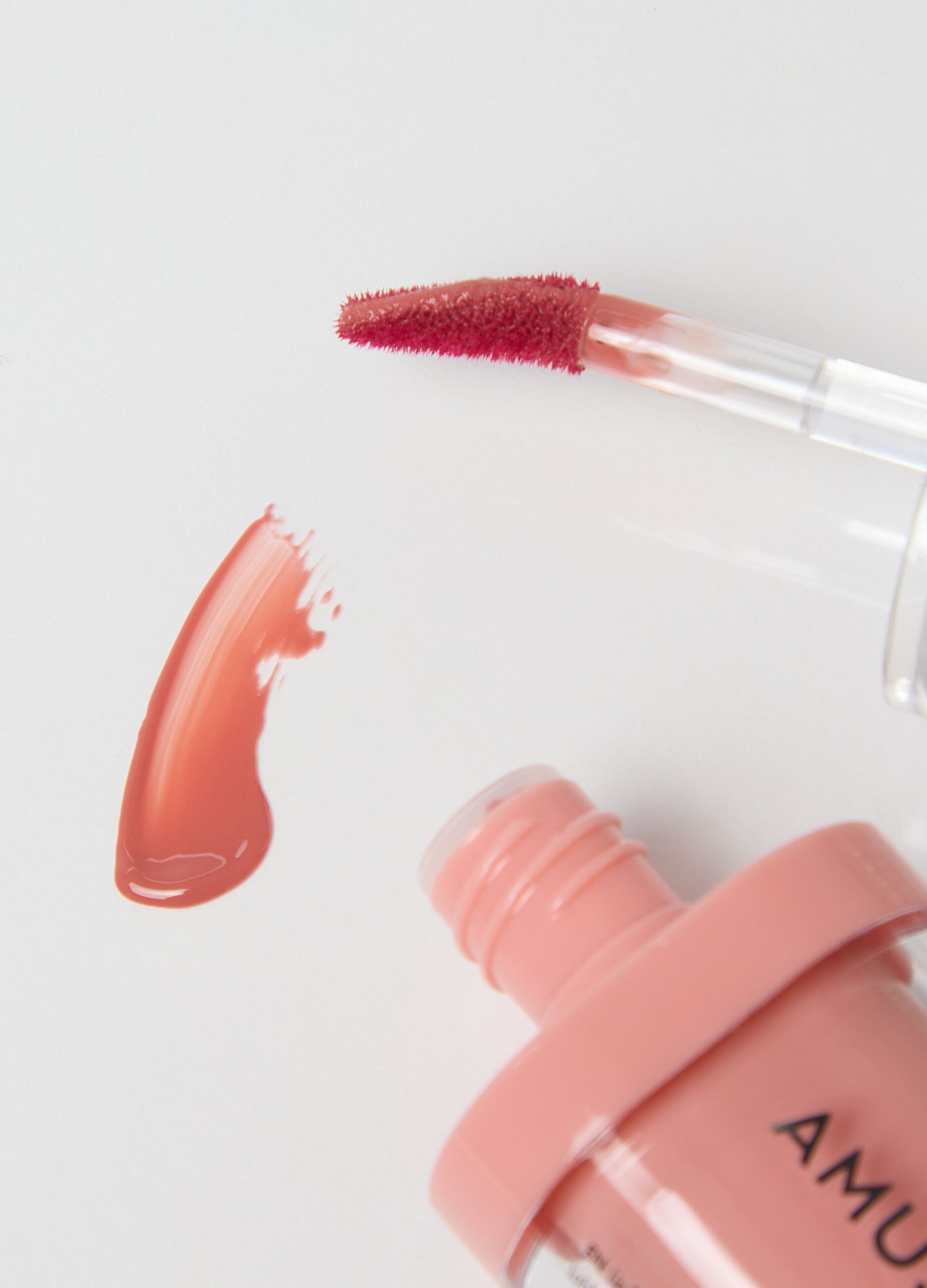 Glossy lip tint with a stunning effect. Vibrant colour and hydrated lips for 12 hours. Korean make-up