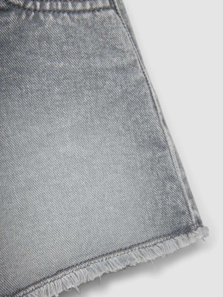 Girls' grey cotton denim shorts, regular fit_3