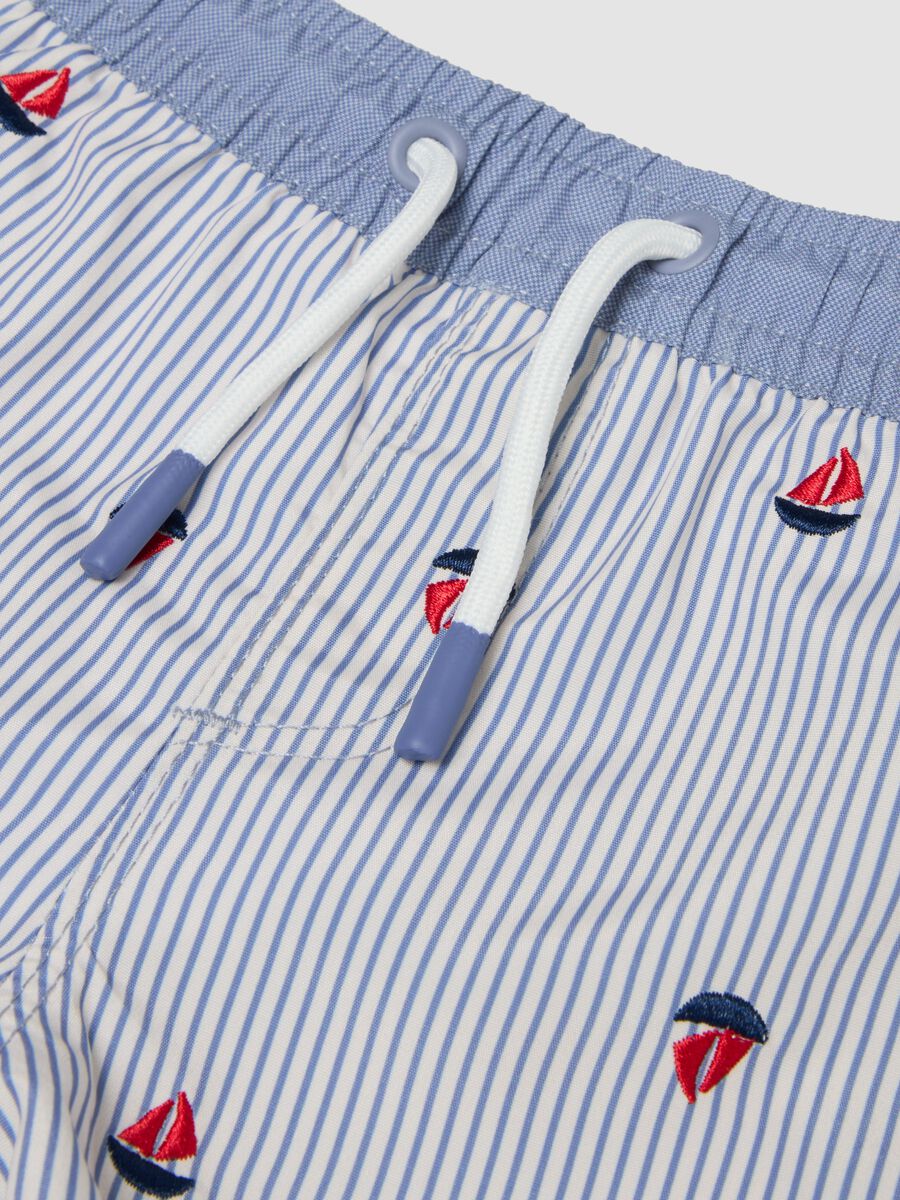 Costume boxer azzurro a righe con ricami barchette_2