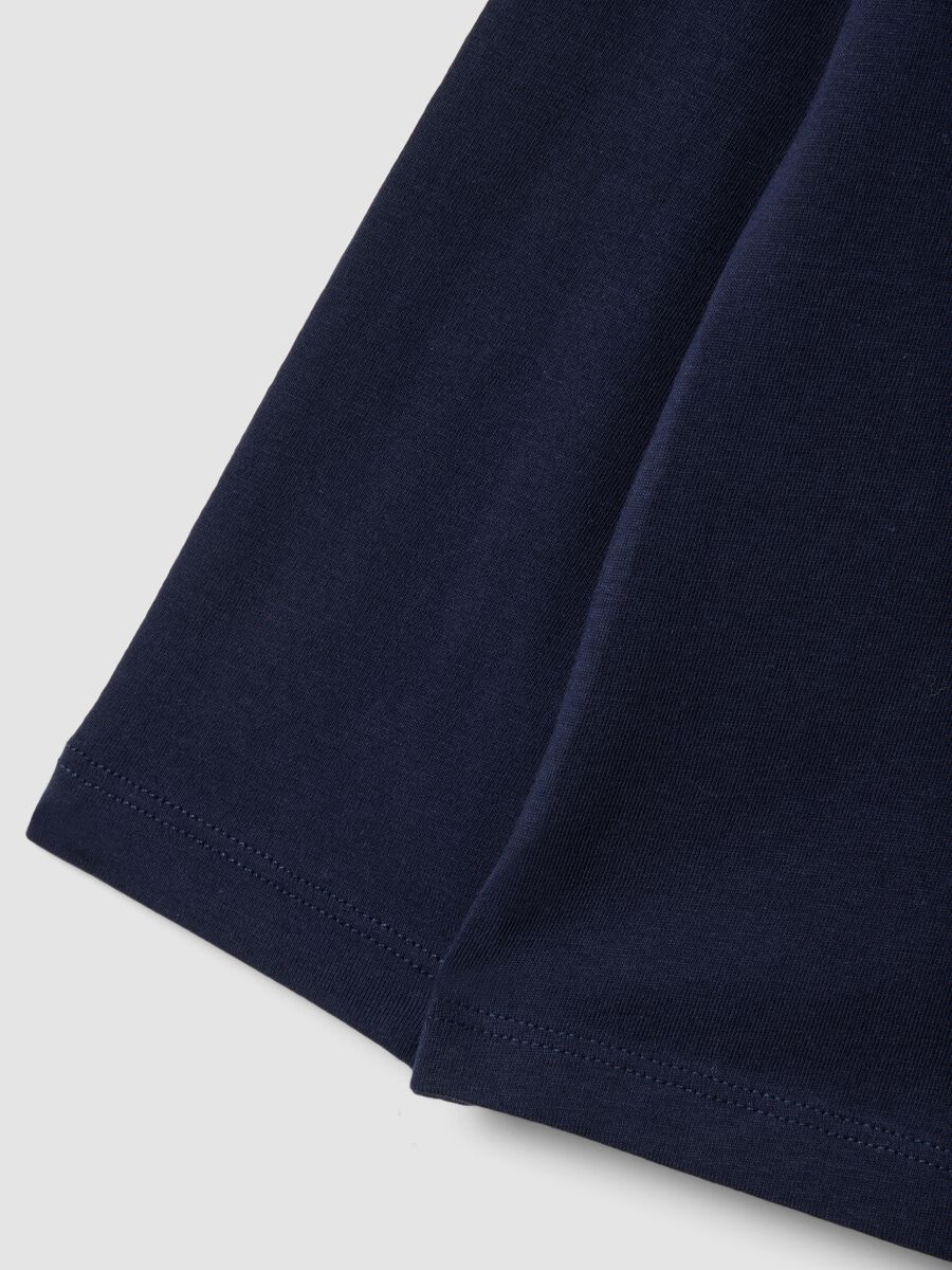 T-shirt blu in puro cotone organico con stampa college per bambino_3