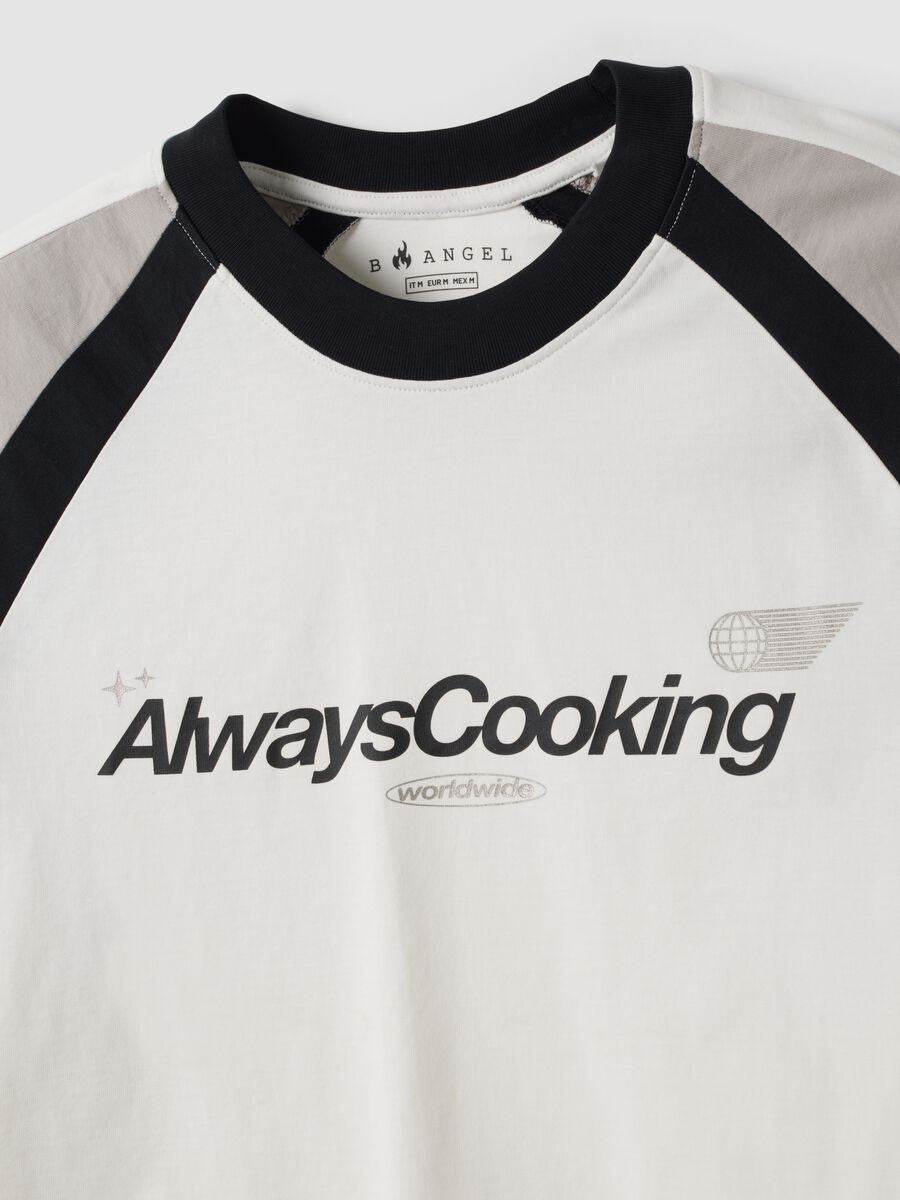 T-shirt bianca in puro cotone girocollo con scritta "Always Cooking"_1
