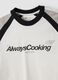 T-shirt bianca in puro cotone girocollo con scritta "Always Cooking"_1