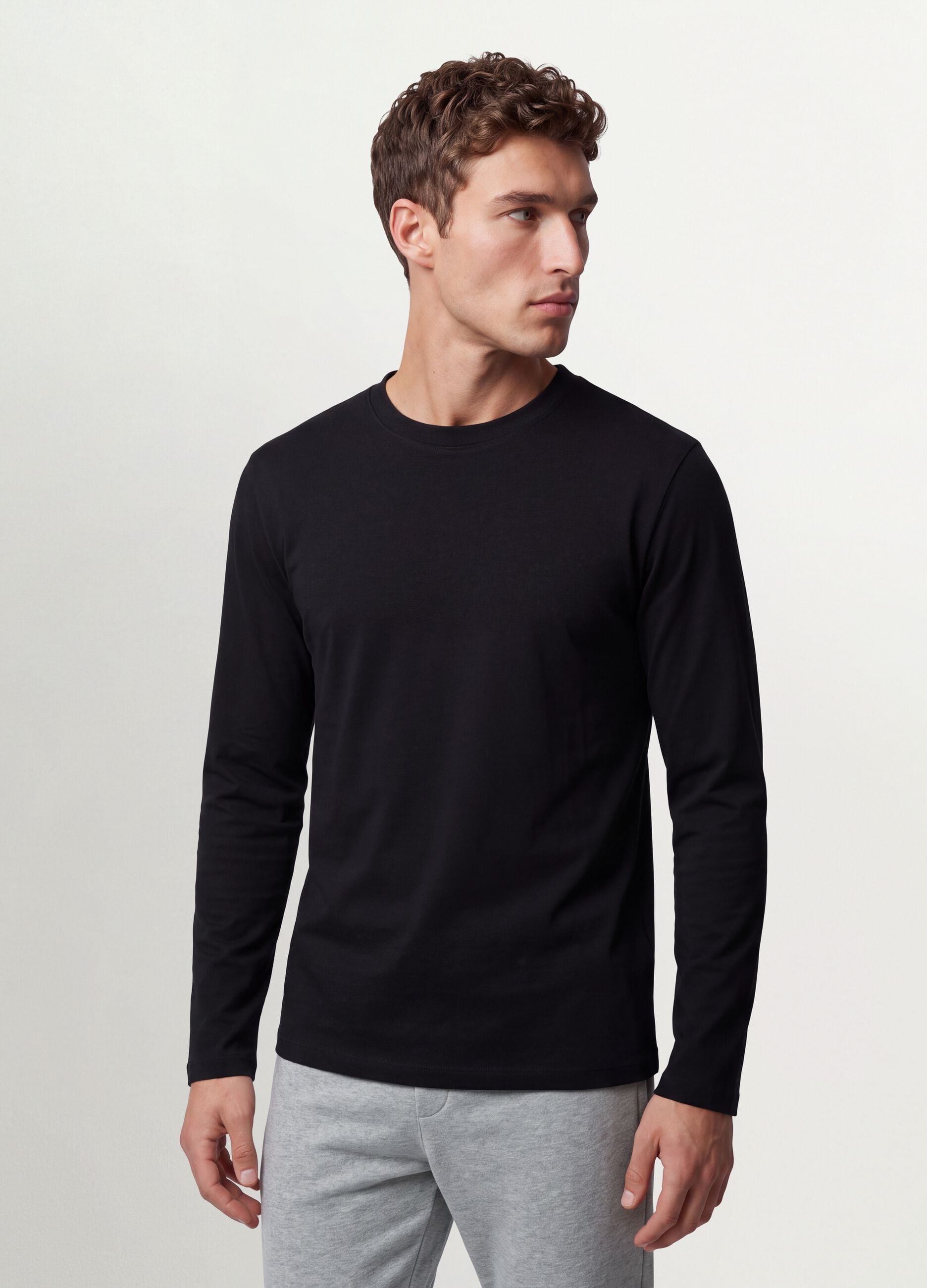 Black long-sleeve crew-neck T-shirt in 100% organic cotton
