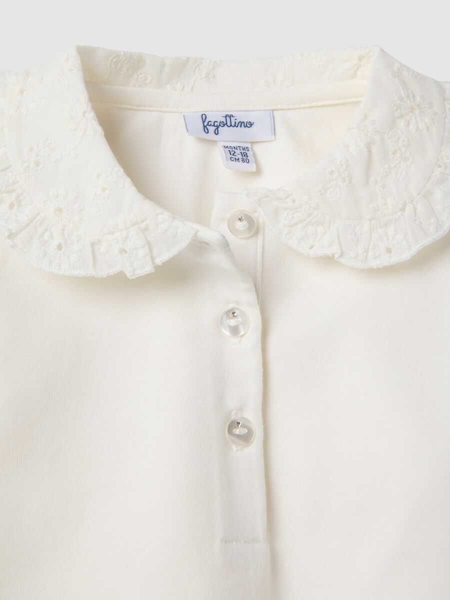 Polo in misto cotone bianco da bimba regular fit con colletto in pizzo_2