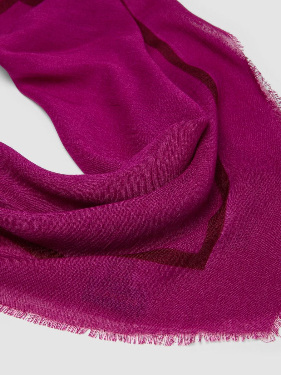 Pink scarf in a viscose and wool blend_2