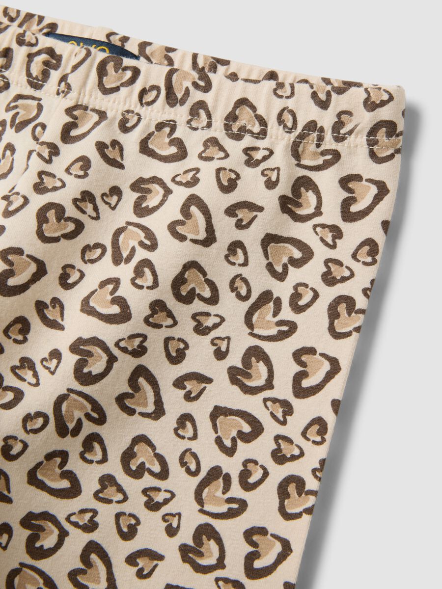 Beige organic cotton skinny cycling shorts with heart print for girls_2