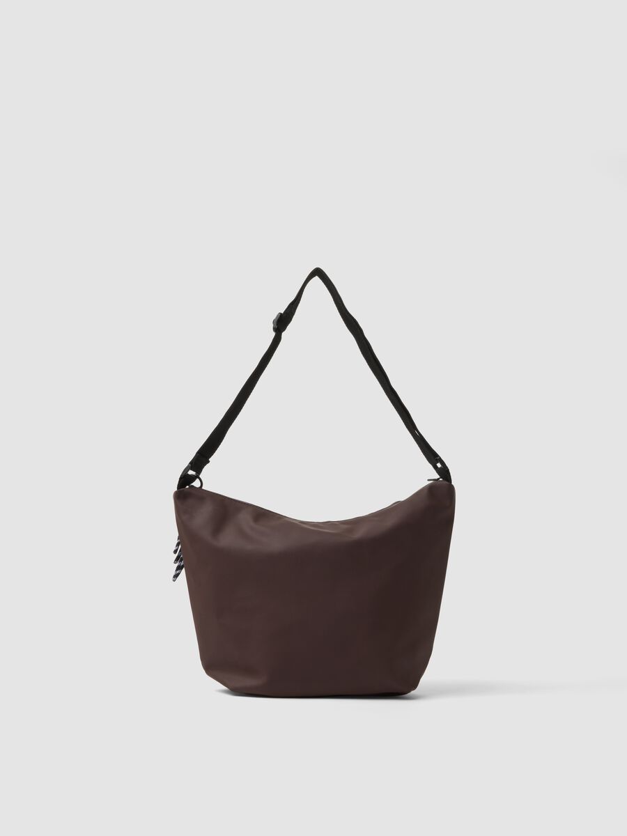Borsa marrone a spalla con tracolla regolabile_2