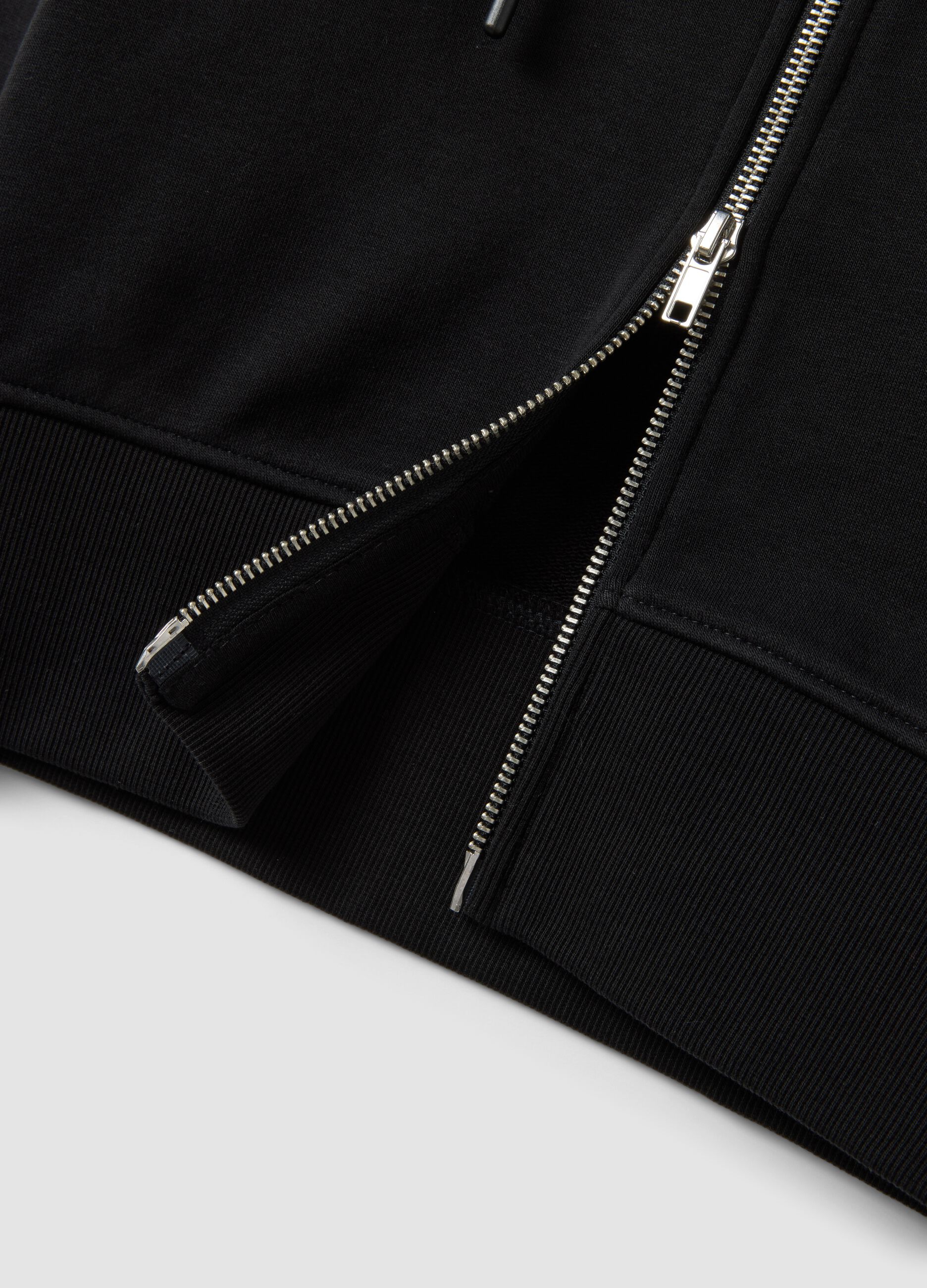 Felpa full zip nera in misto cotone con cappuccio fitted