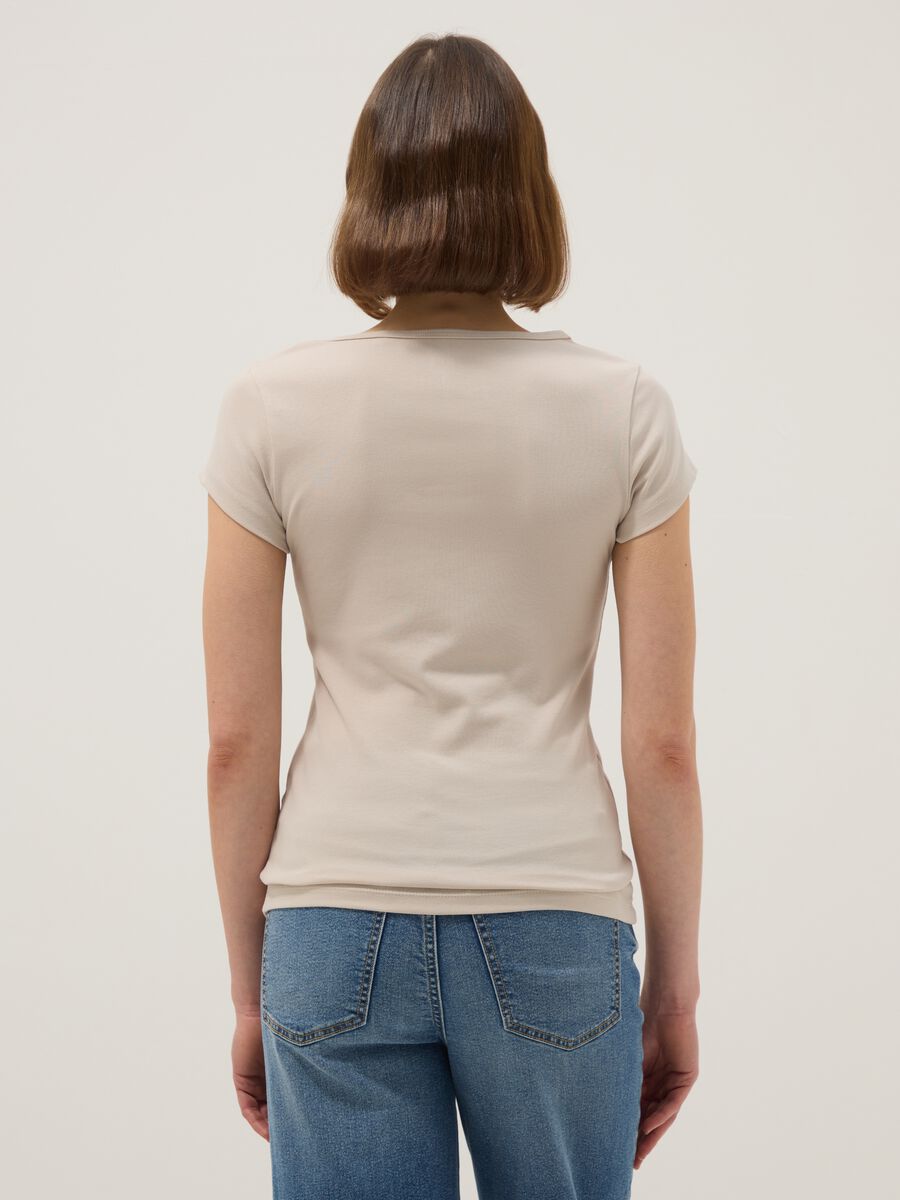 Beige fitted stretch-cotton T-shirt with square neckline_3