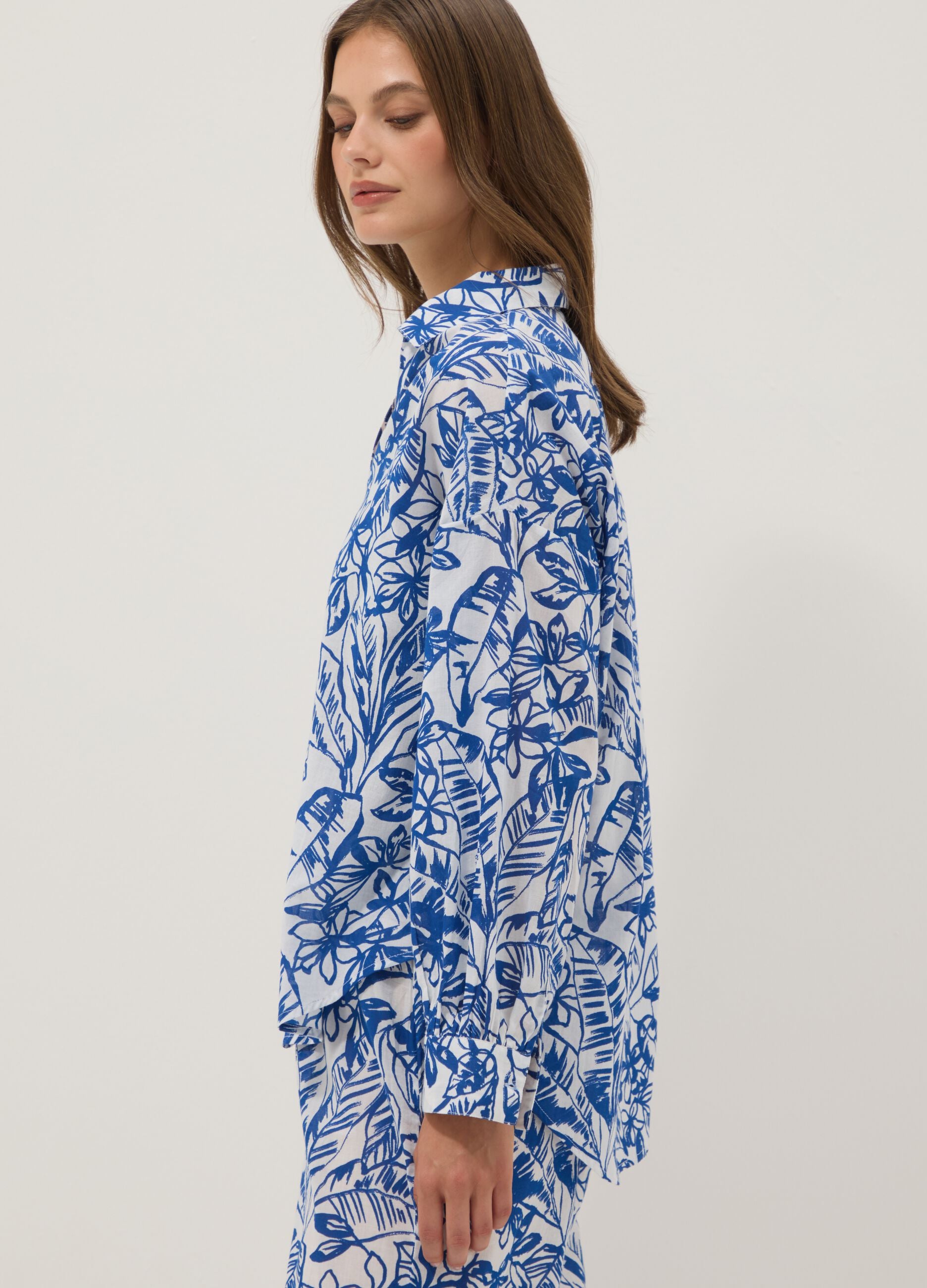 Blue and white organic cotton kaftan with tropical print