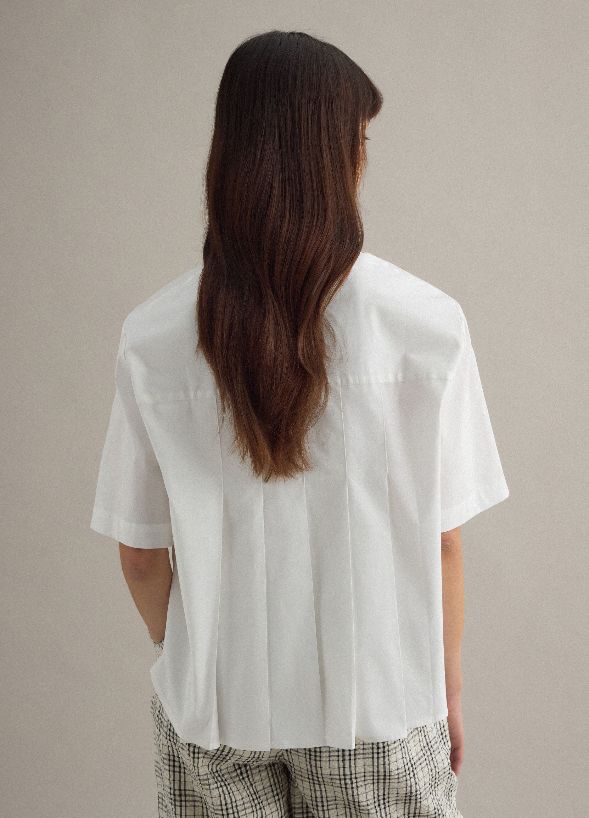 White stretch cotton oversized fit shirt with small pockets