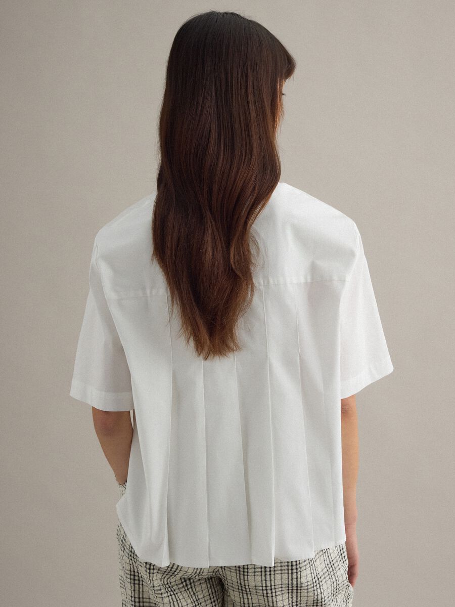 Camicia in cotone elasticizzato bianca oversize fit con taschine_3