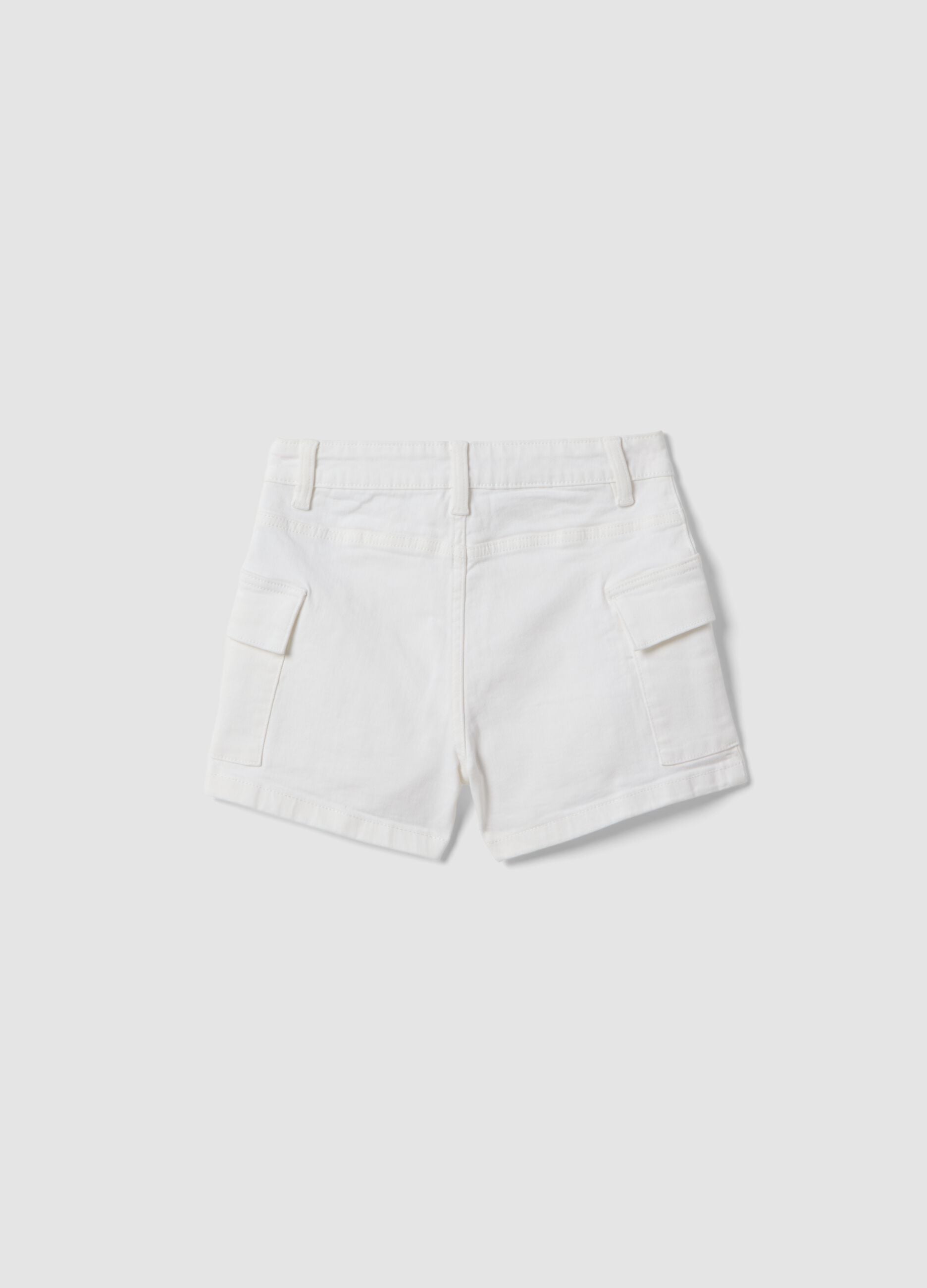 Girls&rsquo; white denim cargo shorts in stretch cotton, slim fit