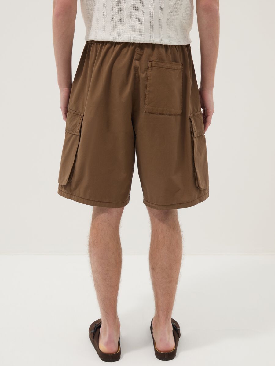 Brown cotton cargo Bermuda shorts with a baggy fit_2