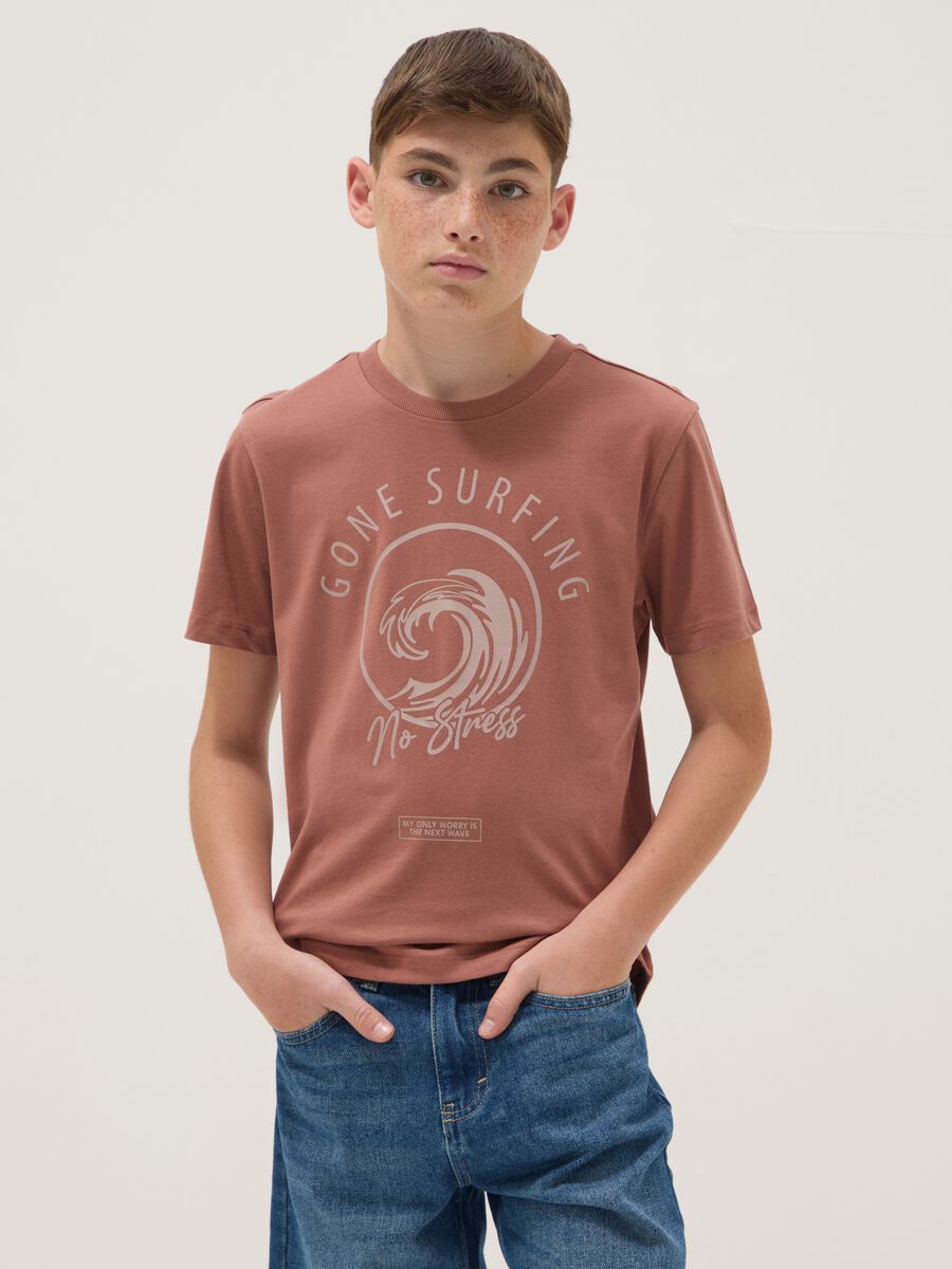 T-shirt marrone a maniche corte in puro cotone organico per ragazzo_0