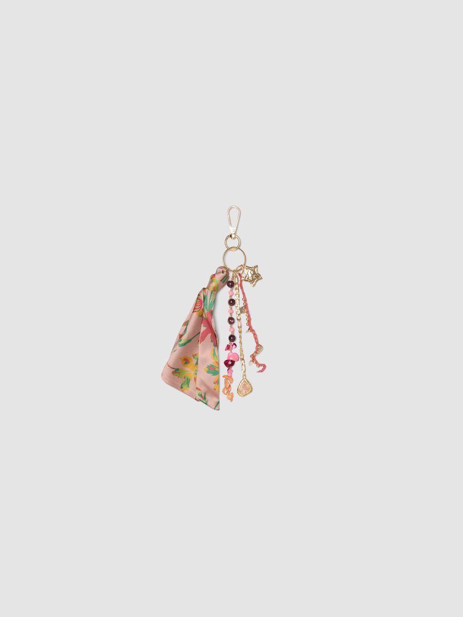 Portachiavi rosa con foulard floreale e ciondoli_0
