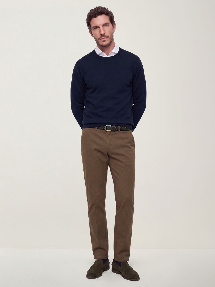 Men's brown slim-fit stretch cotton twill chino trousers_0