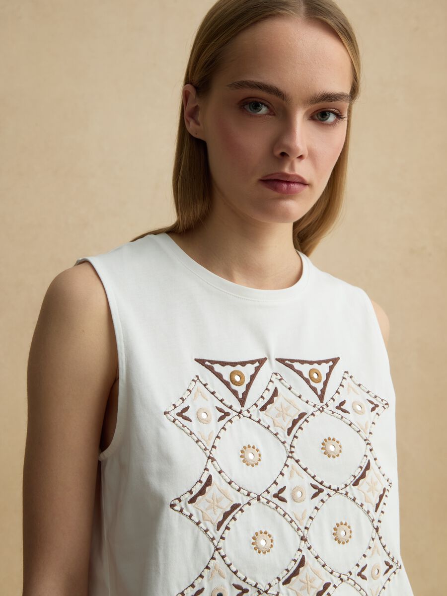 White cotton tank top with regular fit and embroidery_3