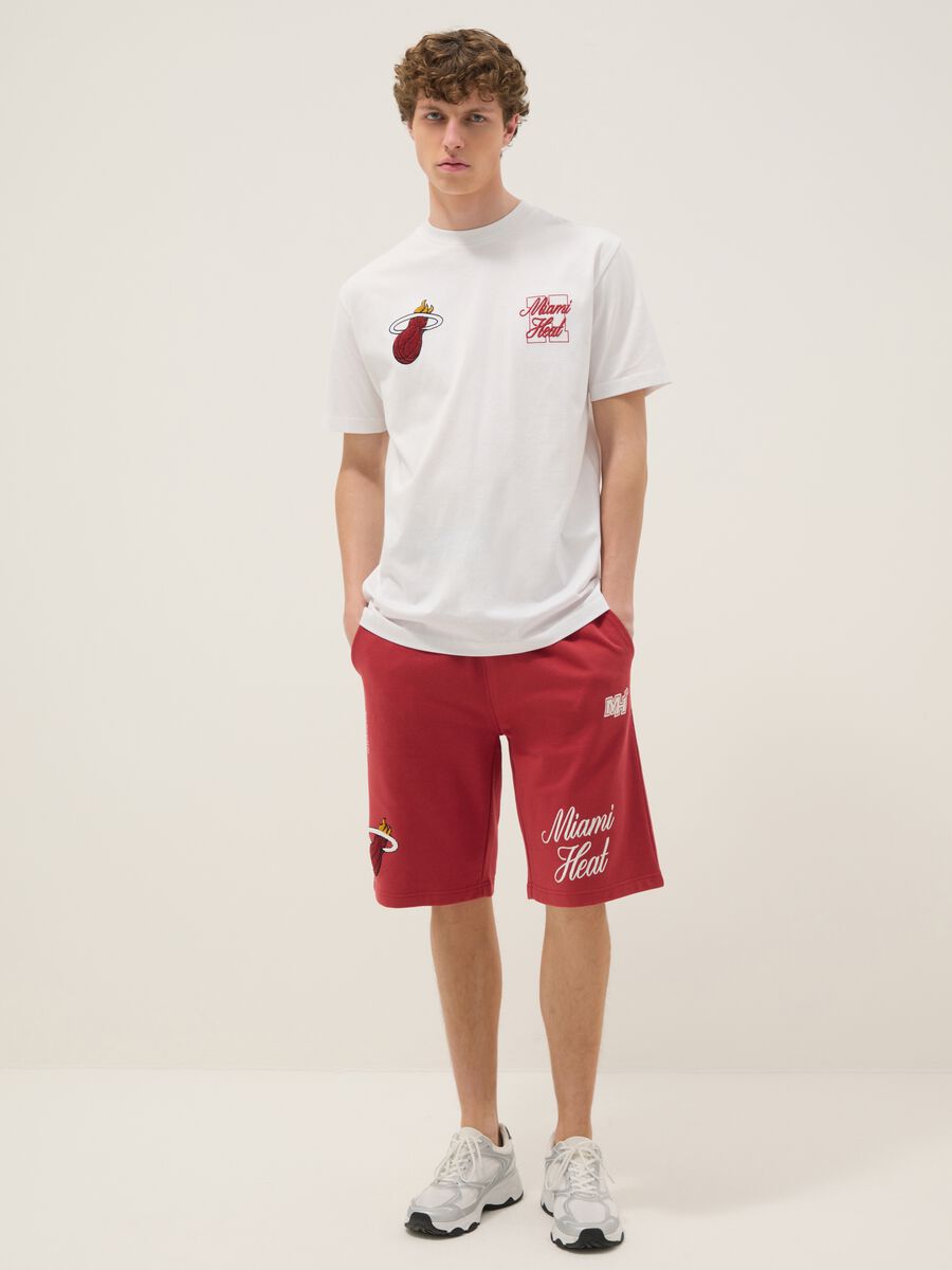 Red cotton-blend sports shorts with Miami Heat logo_0
