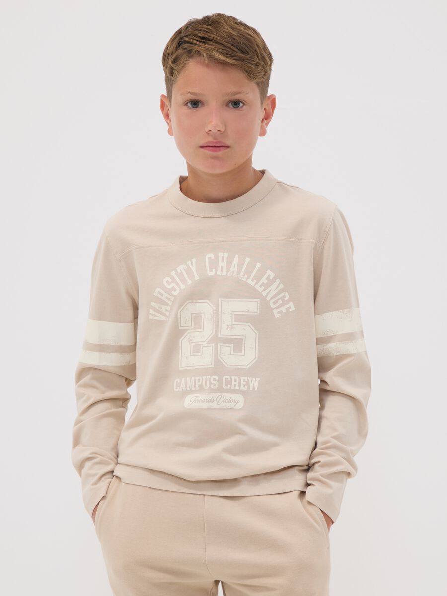 T-shirt beige in puro cotone organico con stampa college per ragazzo_1