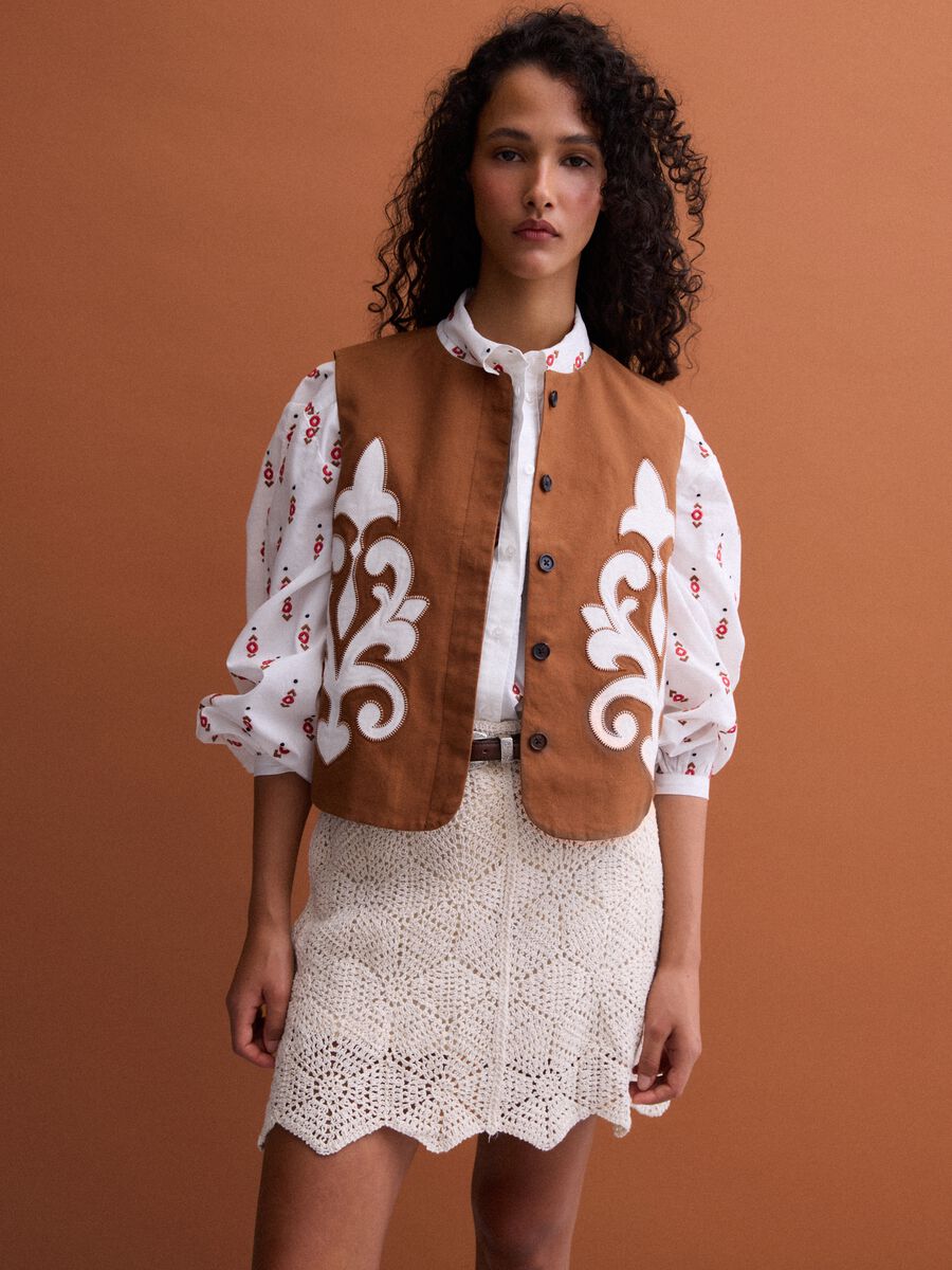 Gilet marrone in misto lino e lyocell con ricami applicati_0