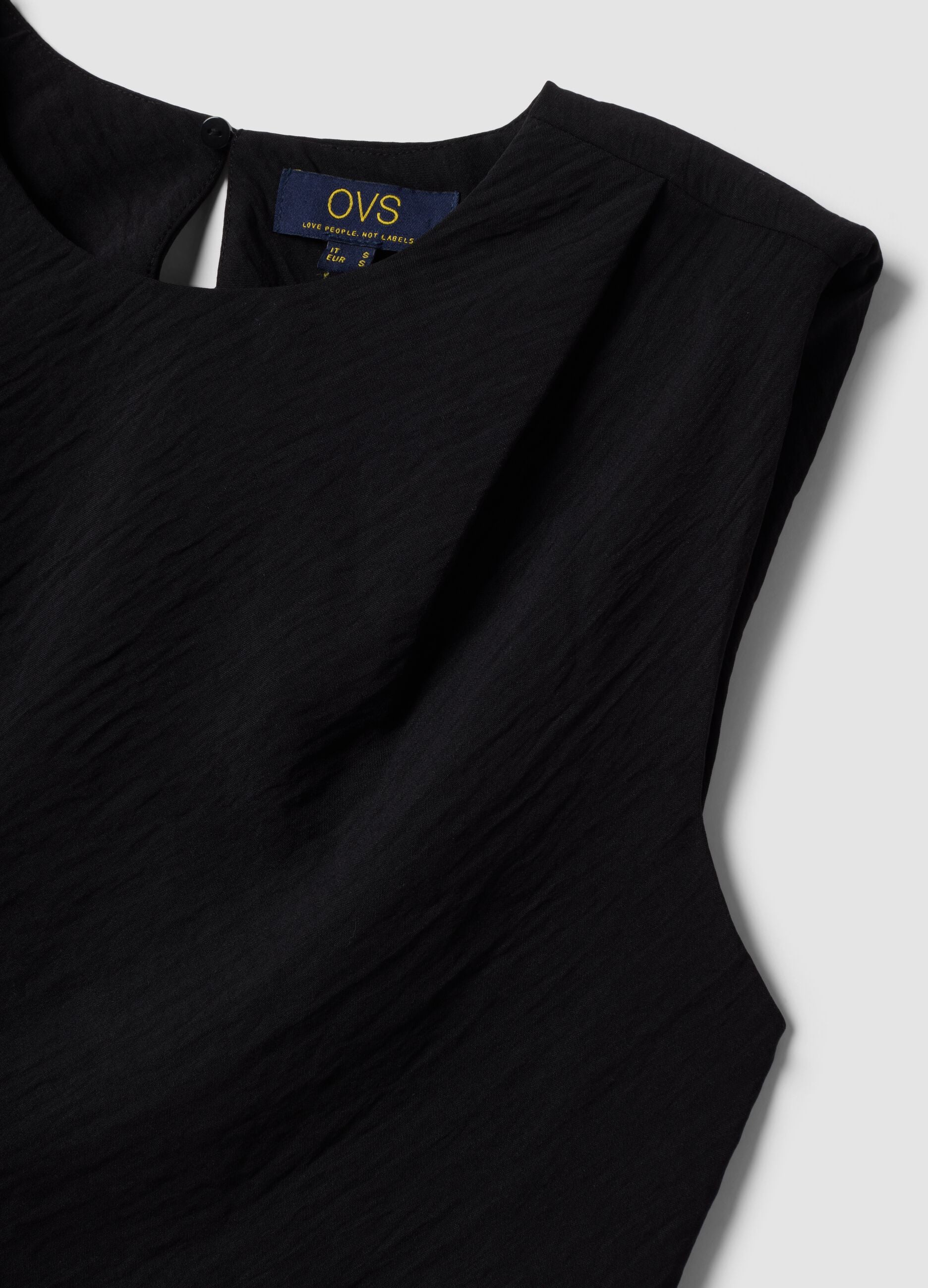 Black sleeveless pleated-texture blouse, regular fit