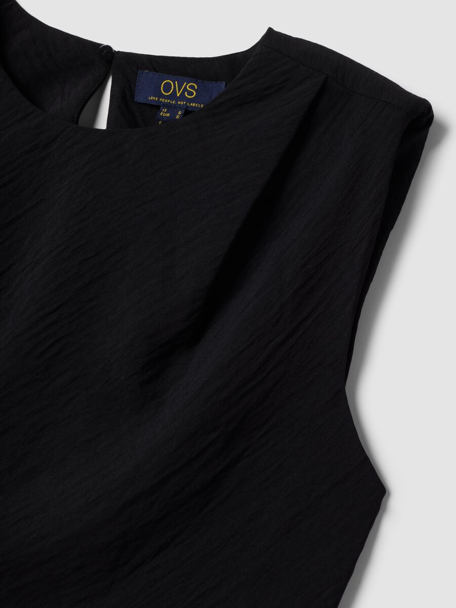 Black sleeveless pleated-texture blouse, regular fit_6