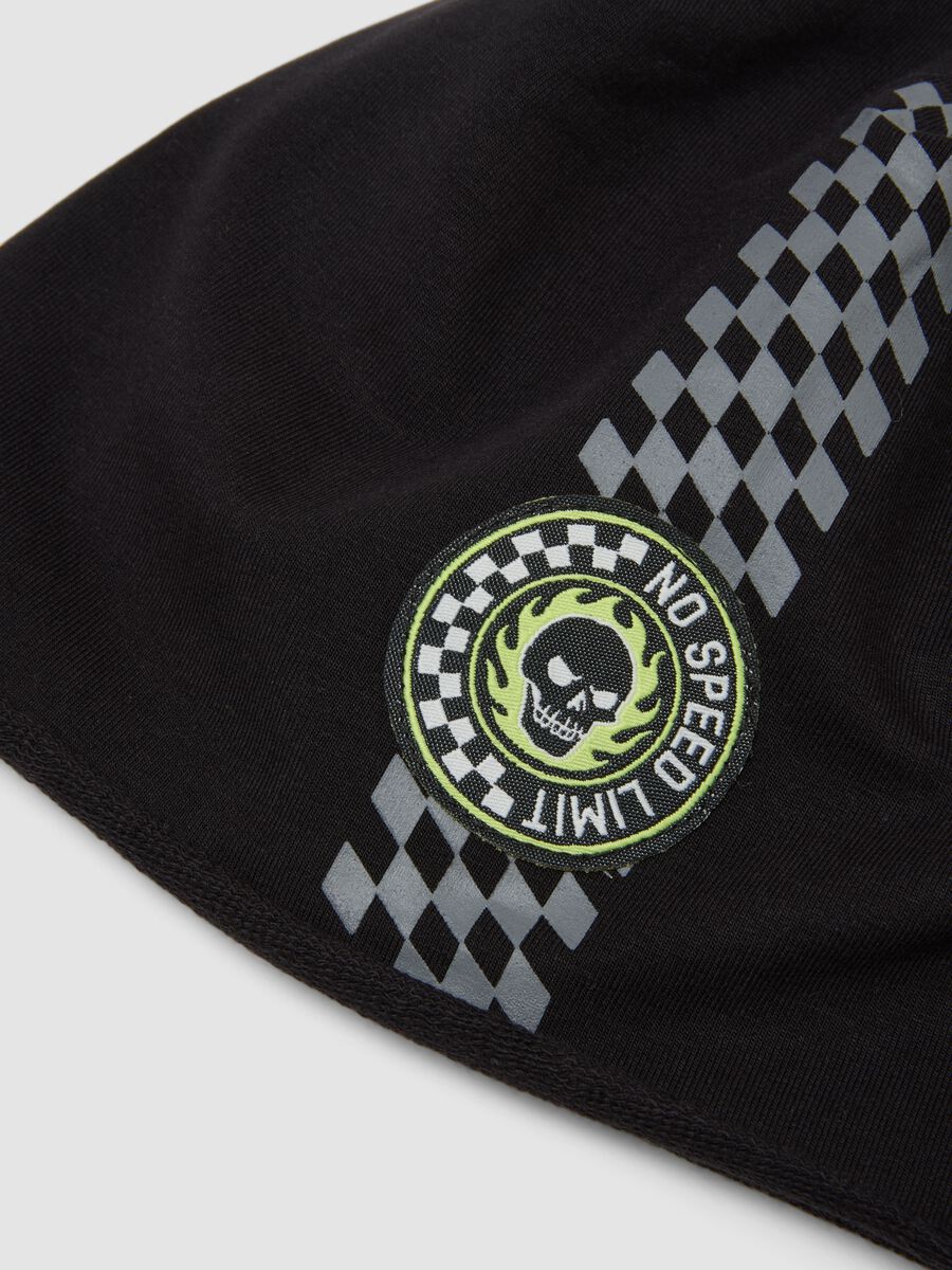 Black stretch organic cotton hat with chequered graphic print_2