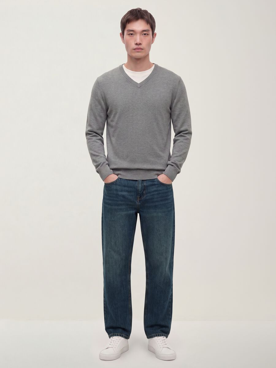 Grey V-neck jumper in viscose blend, regular fit_3