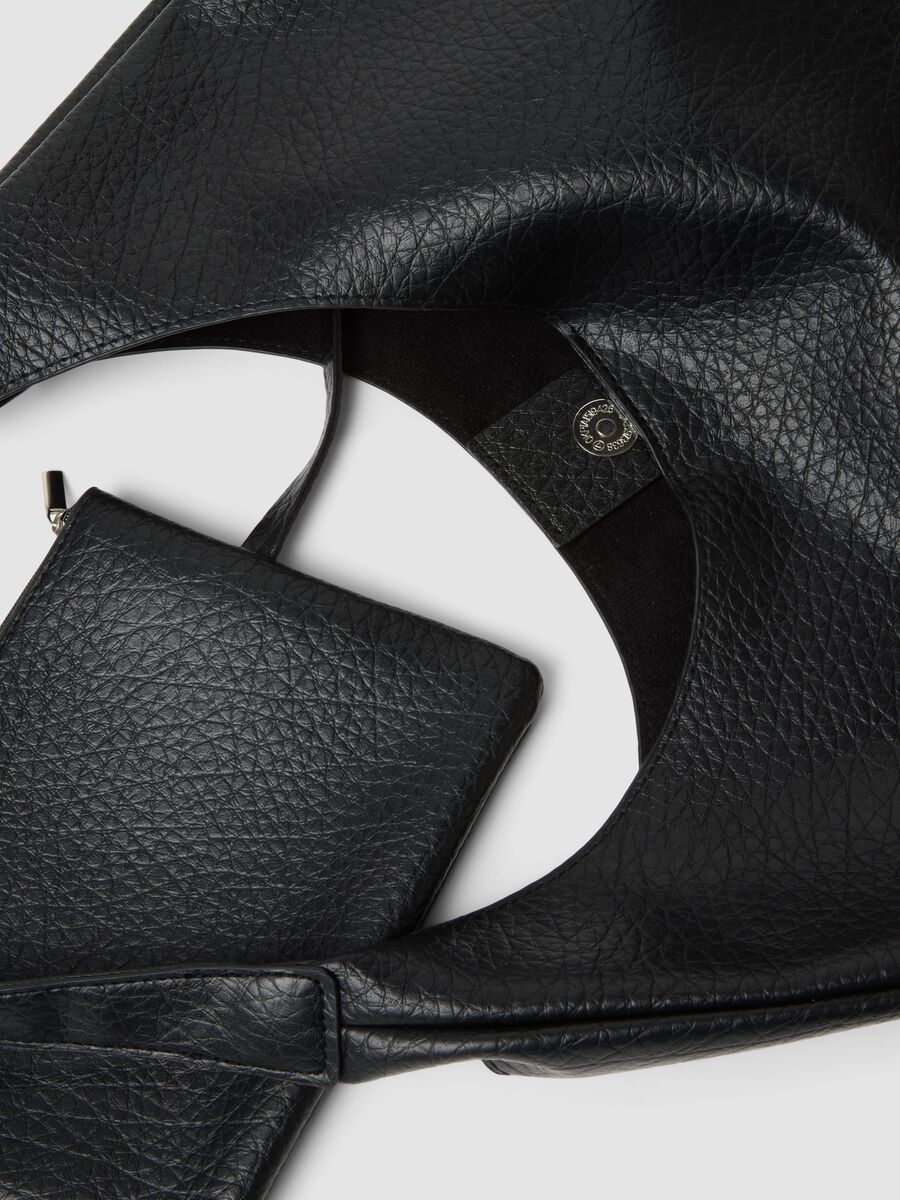 Borsa nera a spalla effetto martellato con pochette_1