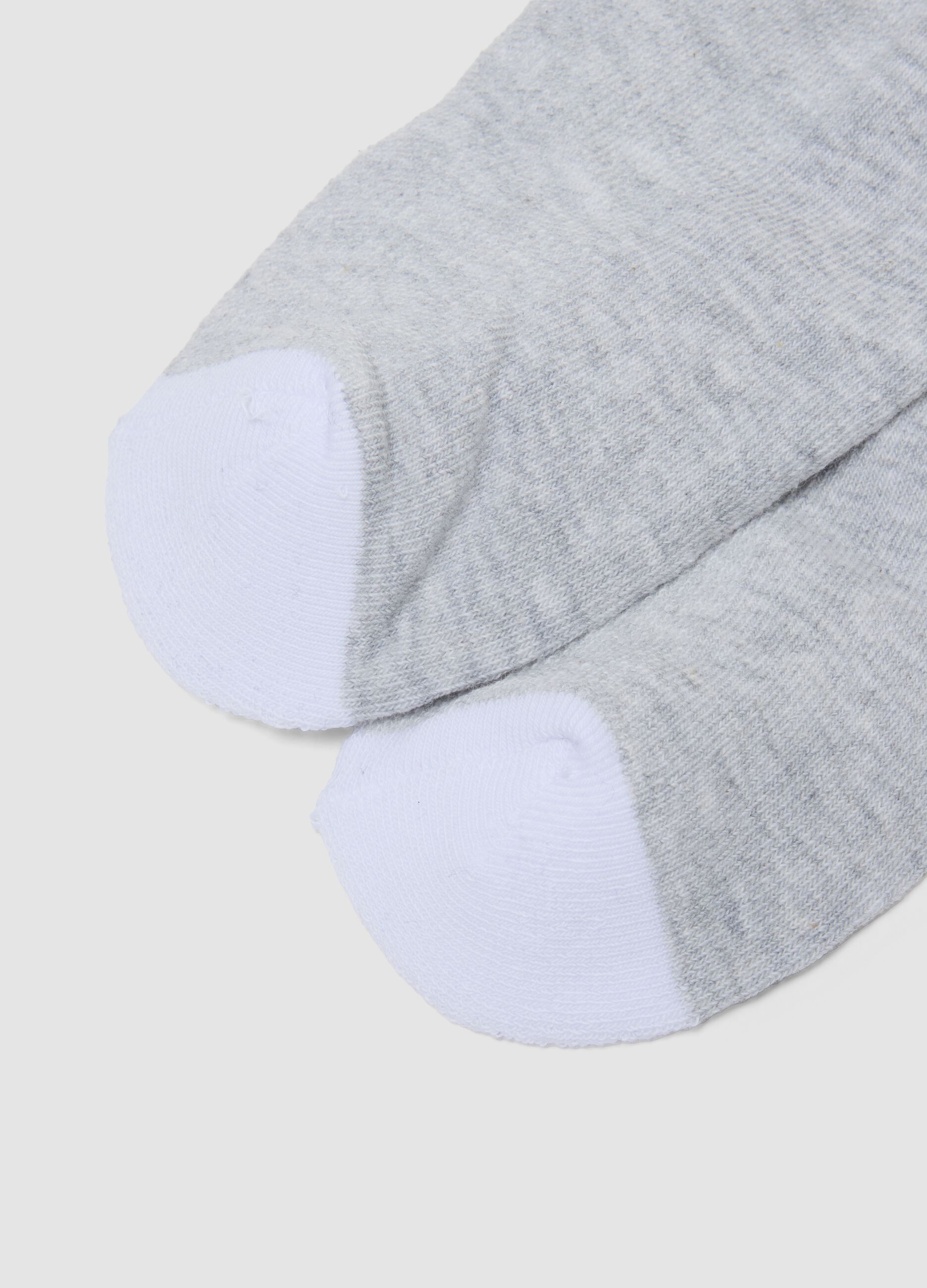 3-pack of white and grey ankle sports socks in stretch organic cotton