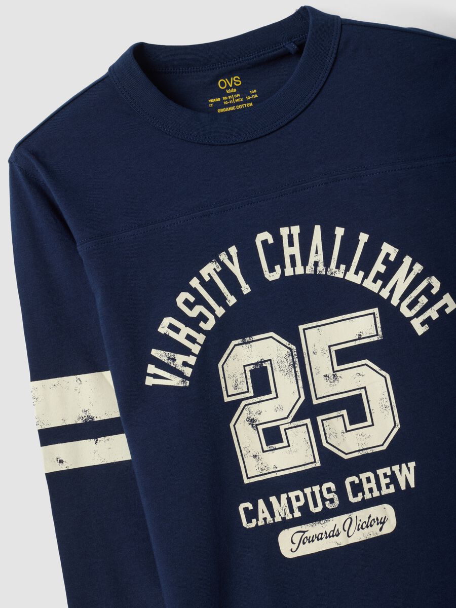 T-shirt blu in puro cotone organico con stampa college per ragazzo_4