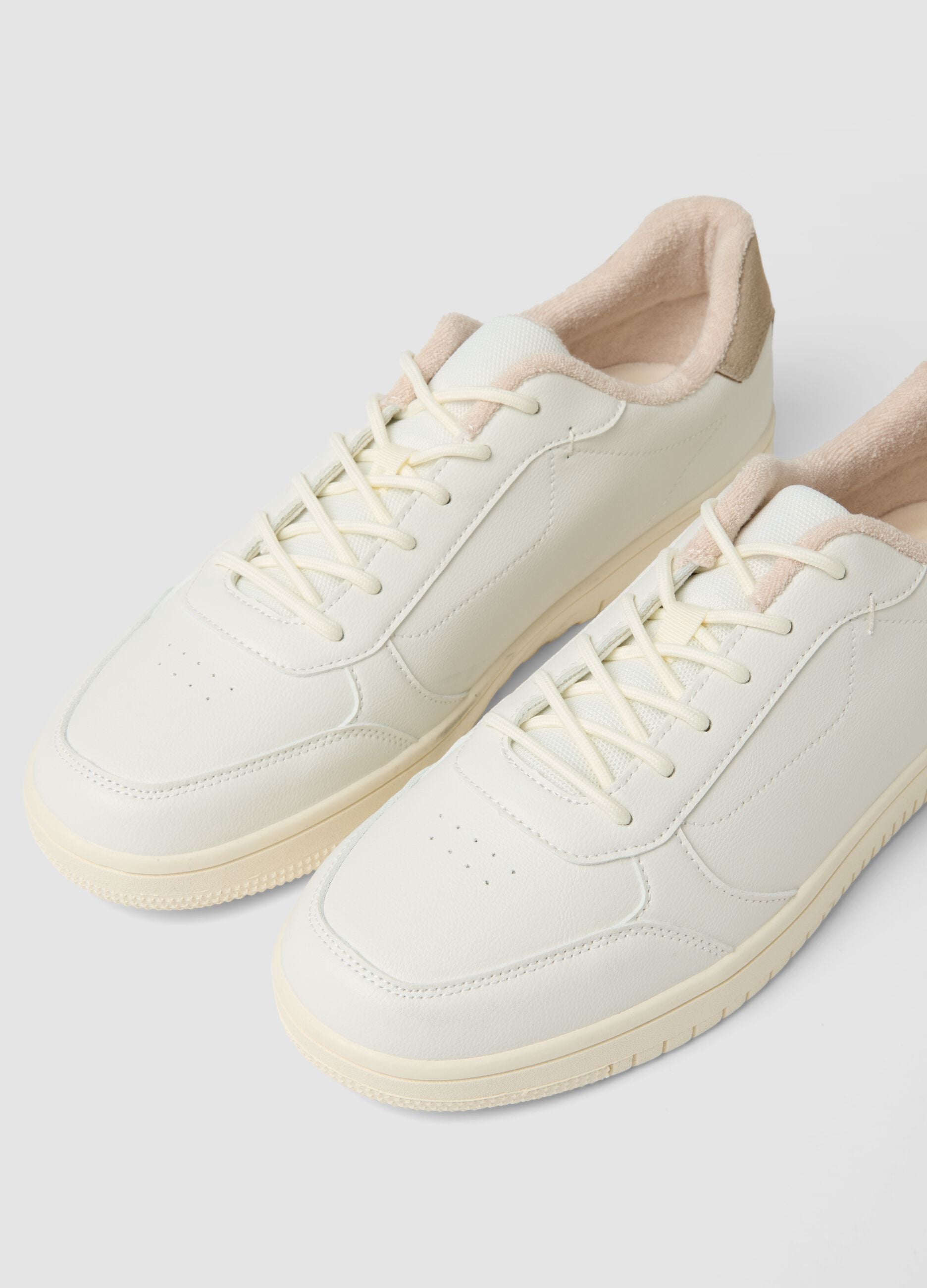 White and beige sneakers with a regular fit