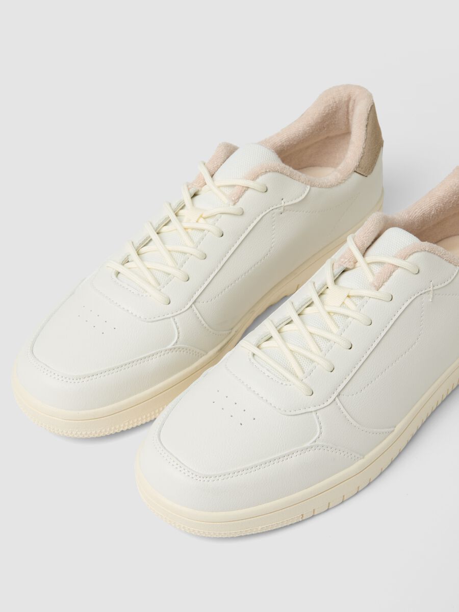 White and beige sneakers with a regular fit_1