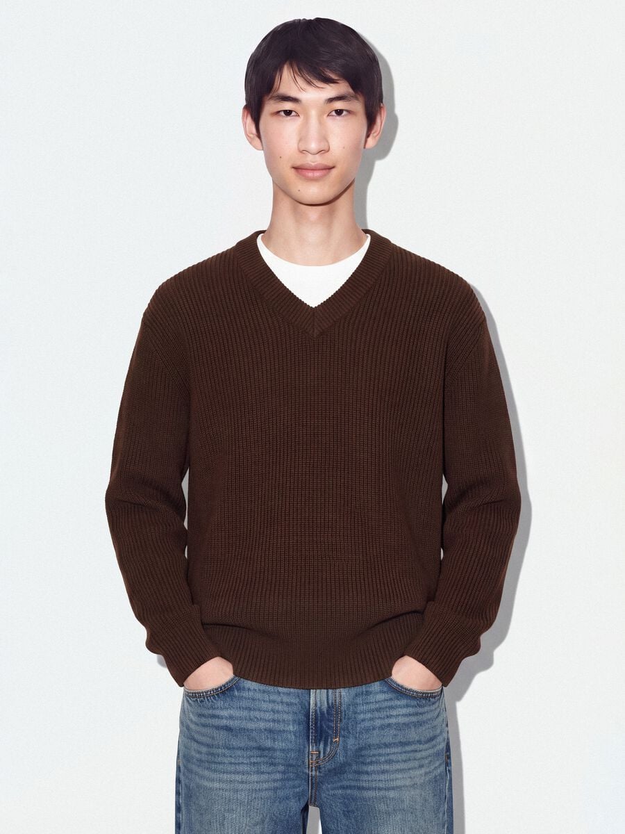 Maglia marrone in puro cotone con scollo profondo a V regular fit_0