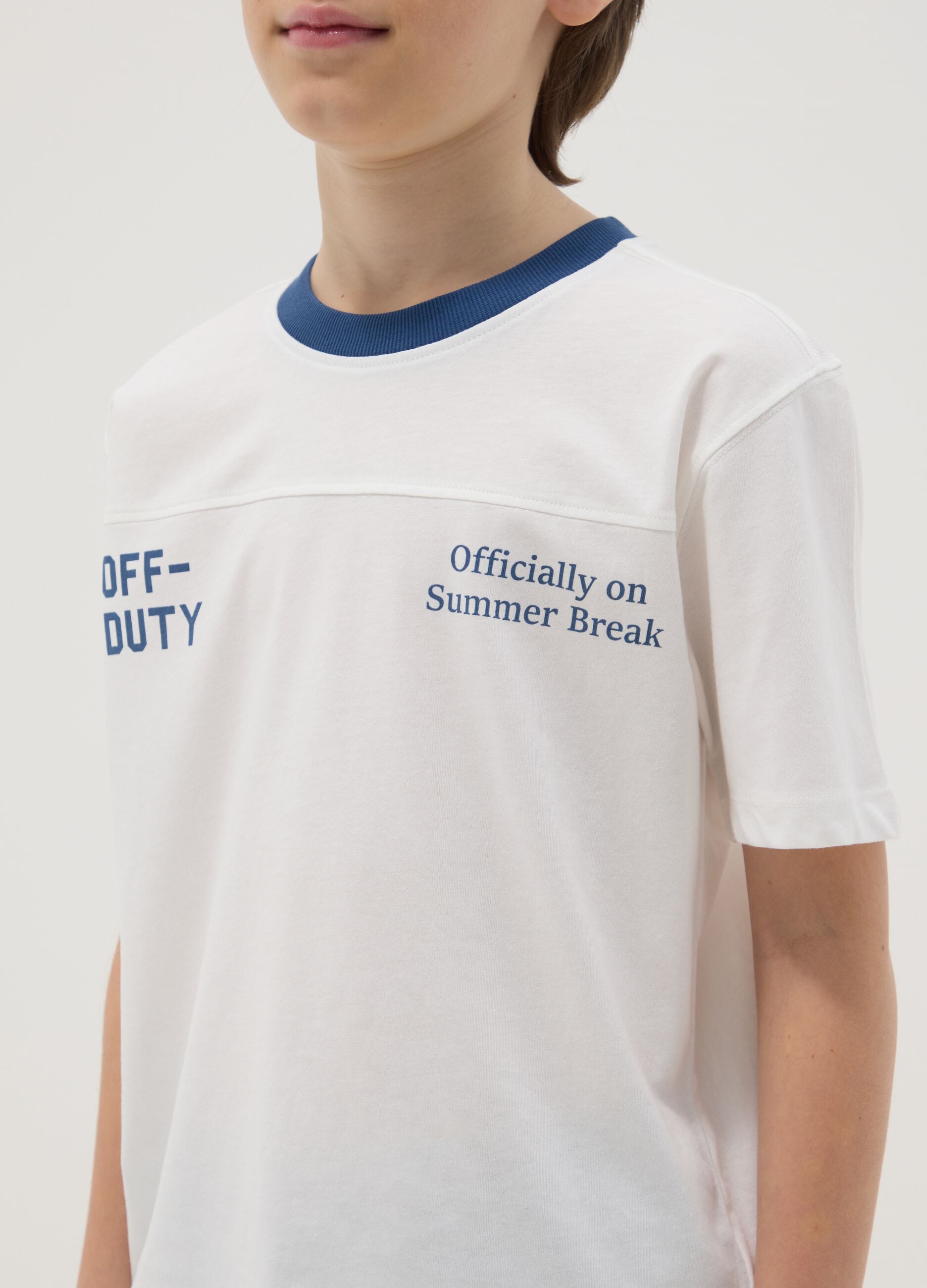 Boys' pure white cotton T-shirt relaxed fit with blue collar